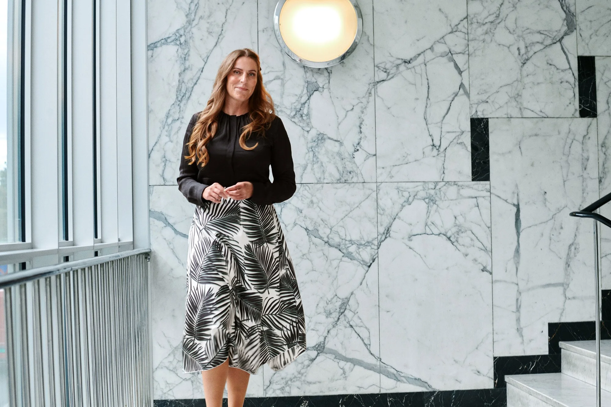 Sabine-som-går-ned-trappen---web.jpg