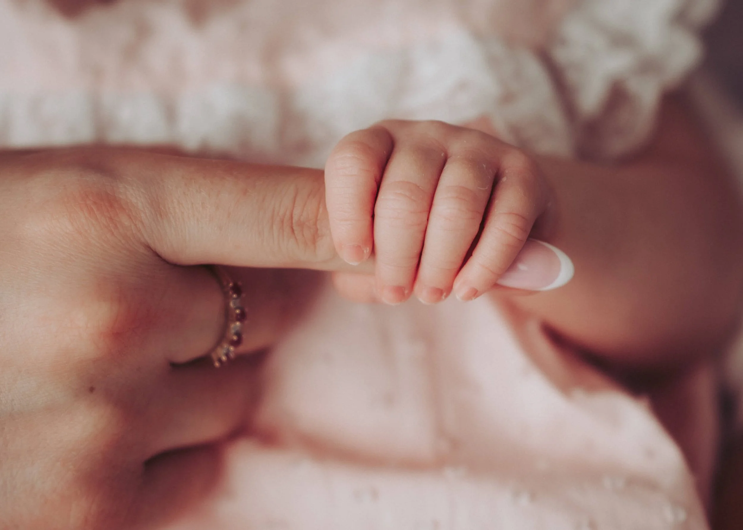 Newborn-photography-Dublin-tiny-baby-fingers.jpg