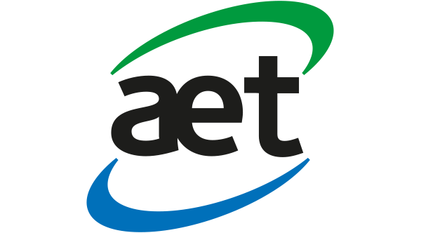 Logo dell'azienda AET con linee curve verdi e blu sopra e sotto il nome in bianco su sfondo nero.