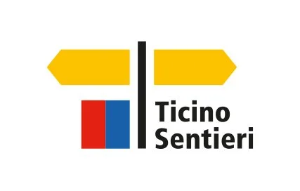 Simbolo grafico con frecce gialle e due quadrati, uno rosso e uno blu, con scritto 'Ticino Sentieri'