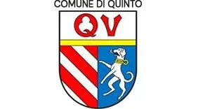 Stemma del Comune di Quinto, con scudo diviso in due parti, con una banda diagonale rossa e bianca sulla sinistra e un leone blu sulla destra, e le lettere QV in giallo sopra lo scudo.