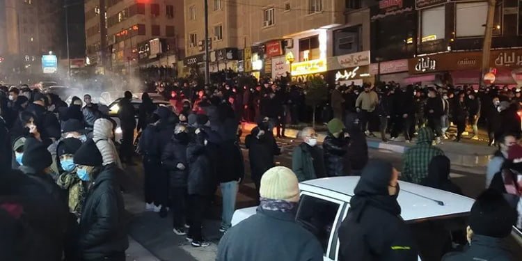 Landsomfattande uppror i Iran sprider sig till 200 städer i takt med att våldsamma tillslag intensifieras