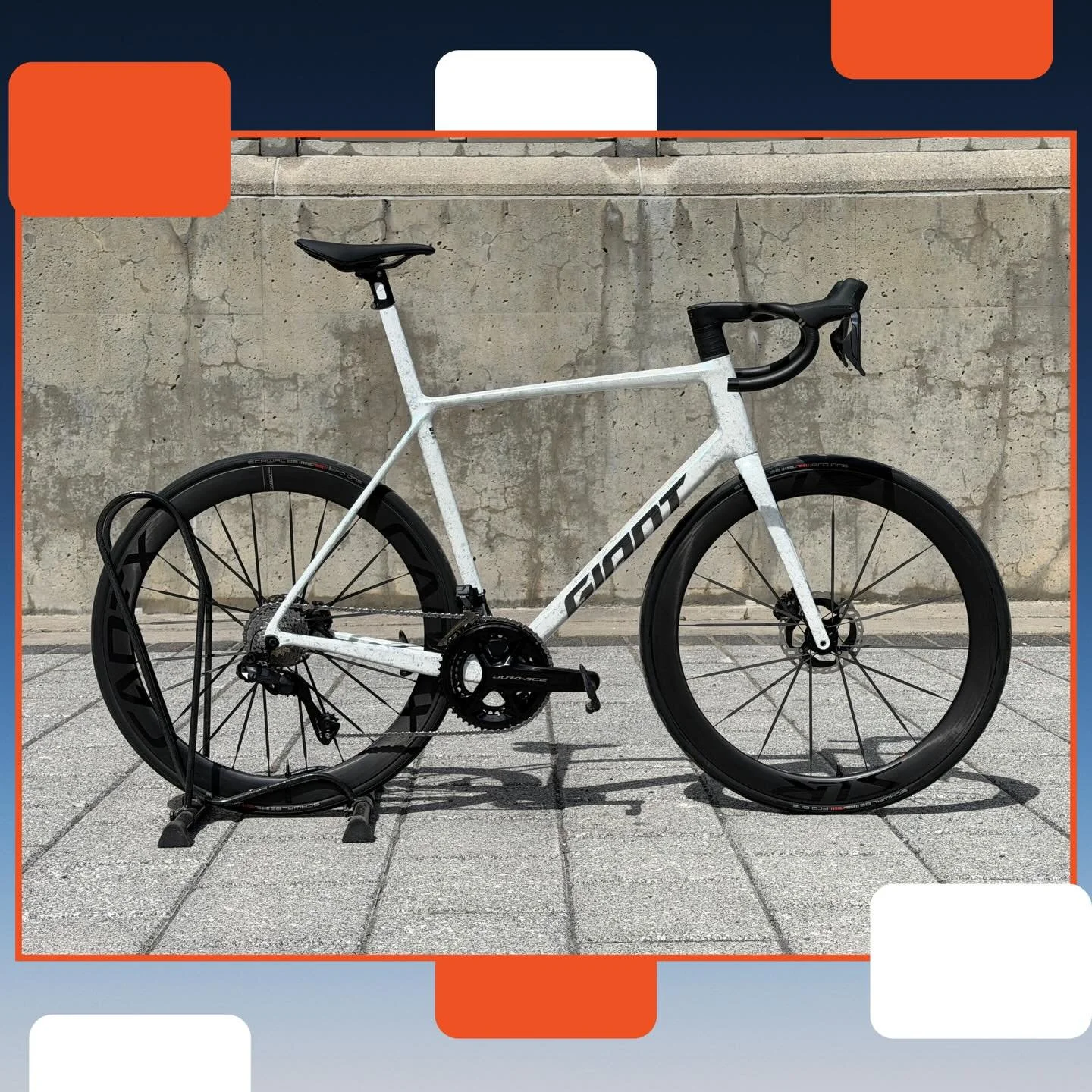 WOW. Just wow. Custom-built for our friend long-time Sean here at RentABike. It truly was an honour building this up from the frame. DA/Ultegra group set on an ISP TCR. #gianttcr #gatineaupark