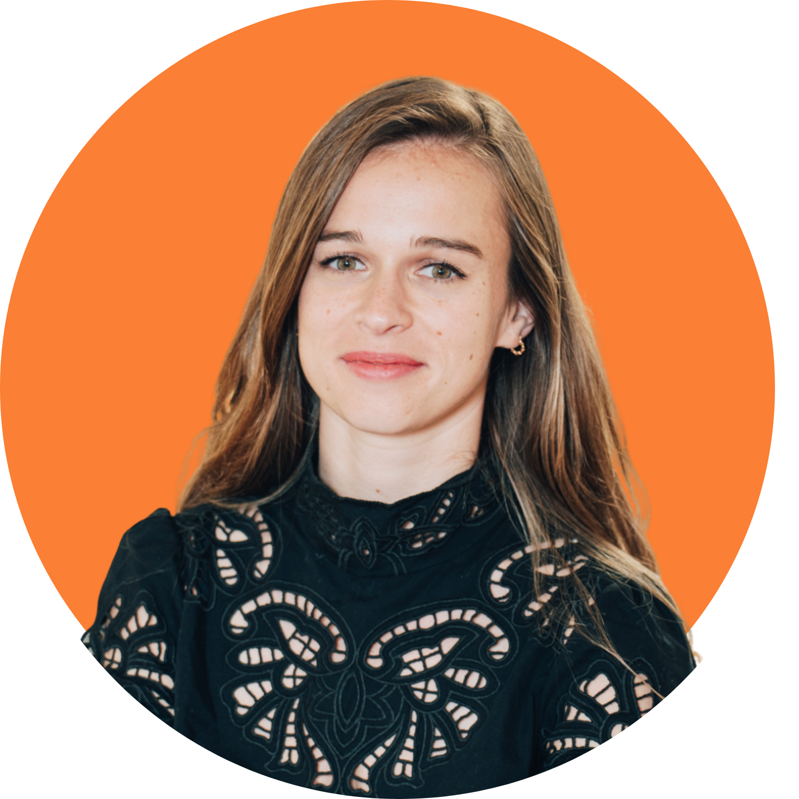 Portrait de Lauriane Robinet, Responsable Communautés Métiers chez Extia, sur fond orange, illustrant le partage de connaissances, la collaboration et le développement des expertises internes.