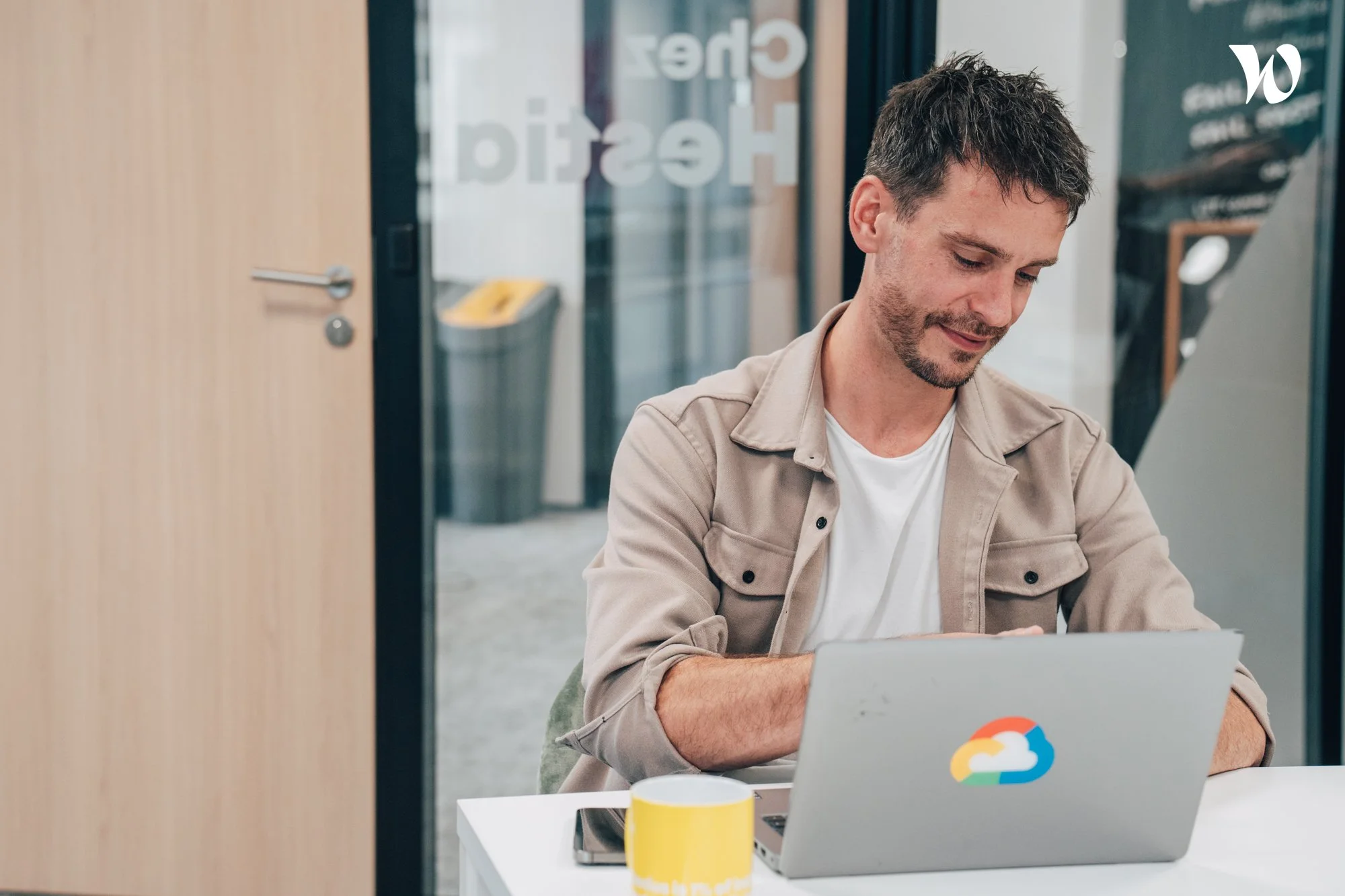 Collaborateur d’Extia travaillant sur son ordinateur portable dans un espace moderne et convivial, illustrant l’autonomie, la concentration et l’environnement de travail bienveillant favorisant la performance et l’innovation.