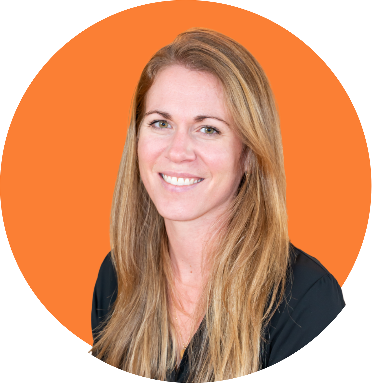 Portrait de Lucie Quesnel, Responsable Communication & RSE chez Extia, sur fond orange, illustrant l’engagement, la stratégie de communication et les initiatives responsables de l’entreprise.