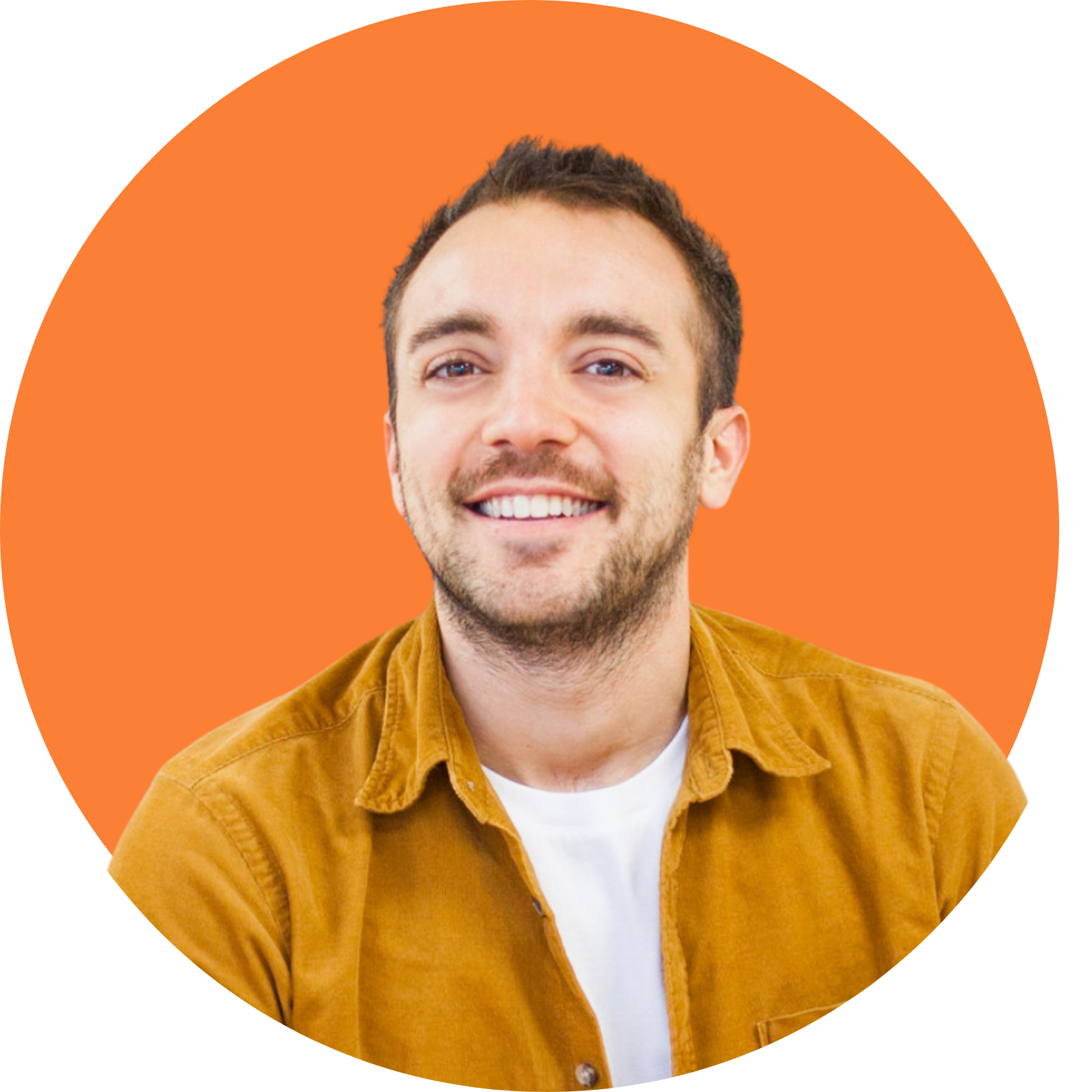 Portrait de Benjamin Marin, Directeur de la Communication chez Extia, sur fond orange, illustrant la créativité, la stratégie de marque et la cohérence des messages internes et externes.