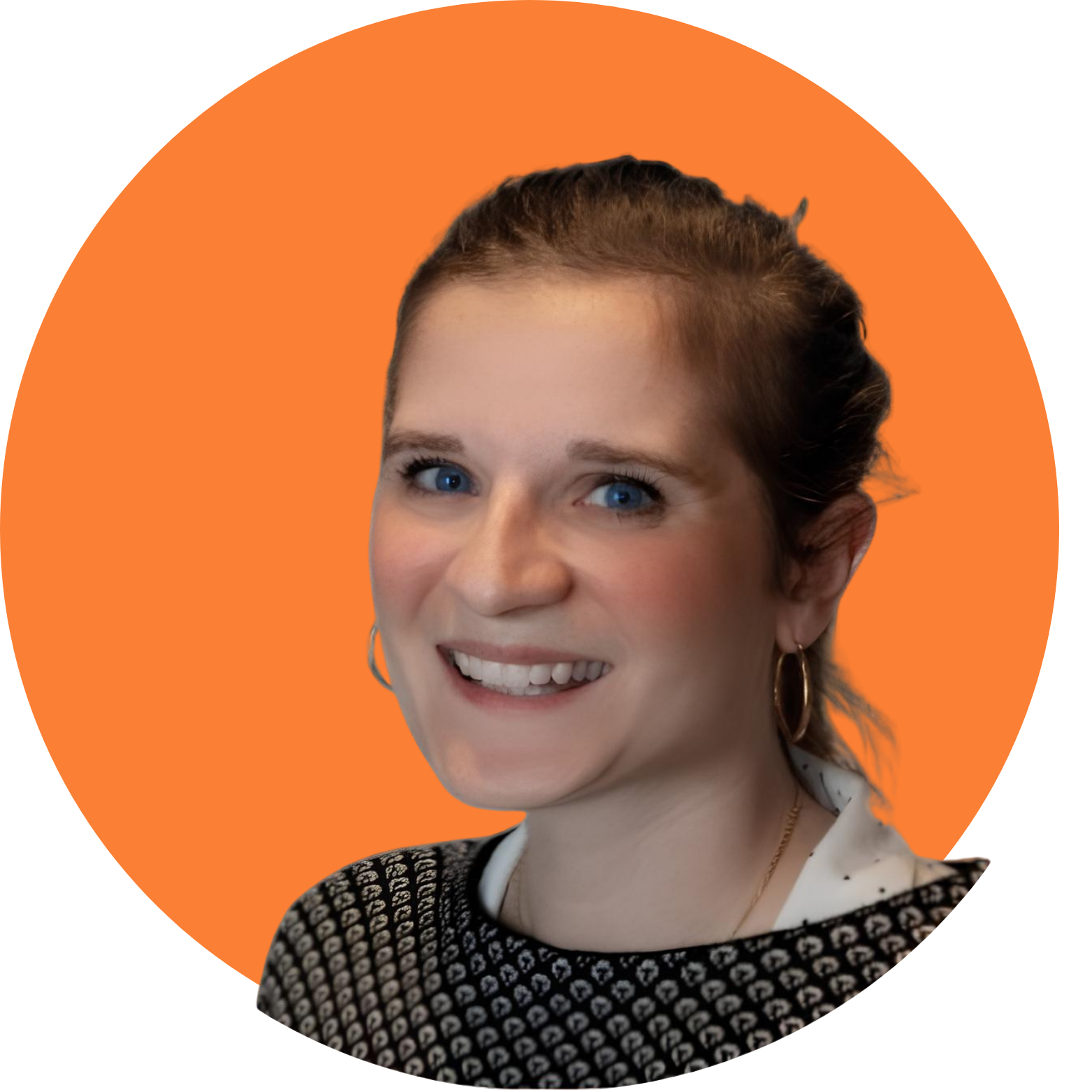 Portrait de Juliette Ferrari, Directrice du Recrutement chez Extia, sur fond orange, illustrant la stratégie de talents, l’attractivité employeur et le développement du recrutement.