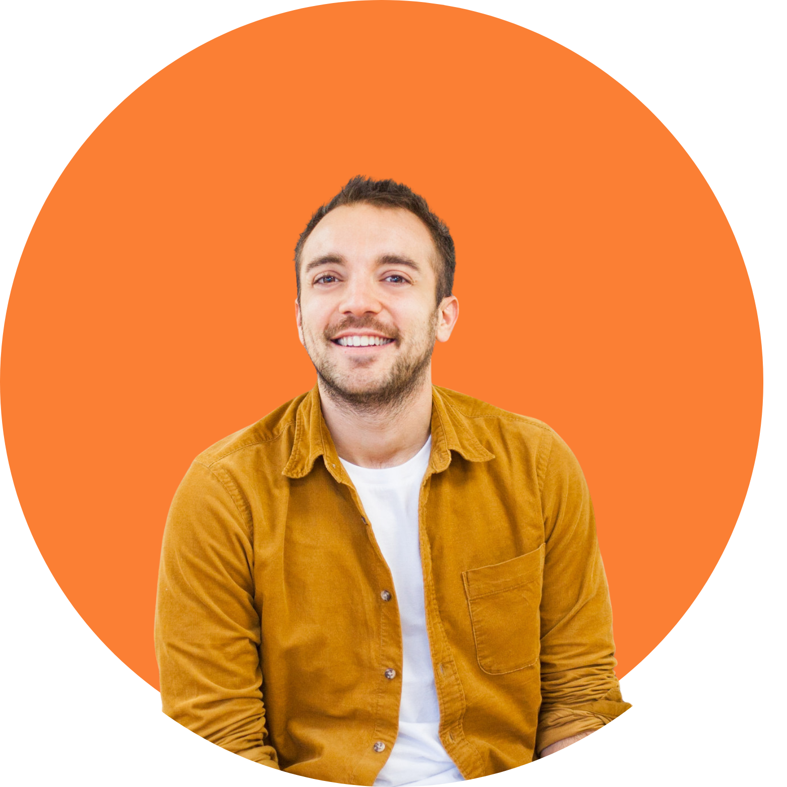 Portrait de Benjamin Marin, Directeur de la Communication chez Extia, sur fond orange, illustrant la créativité, la stratégie de marque et la cohérence des messages internes et externes.