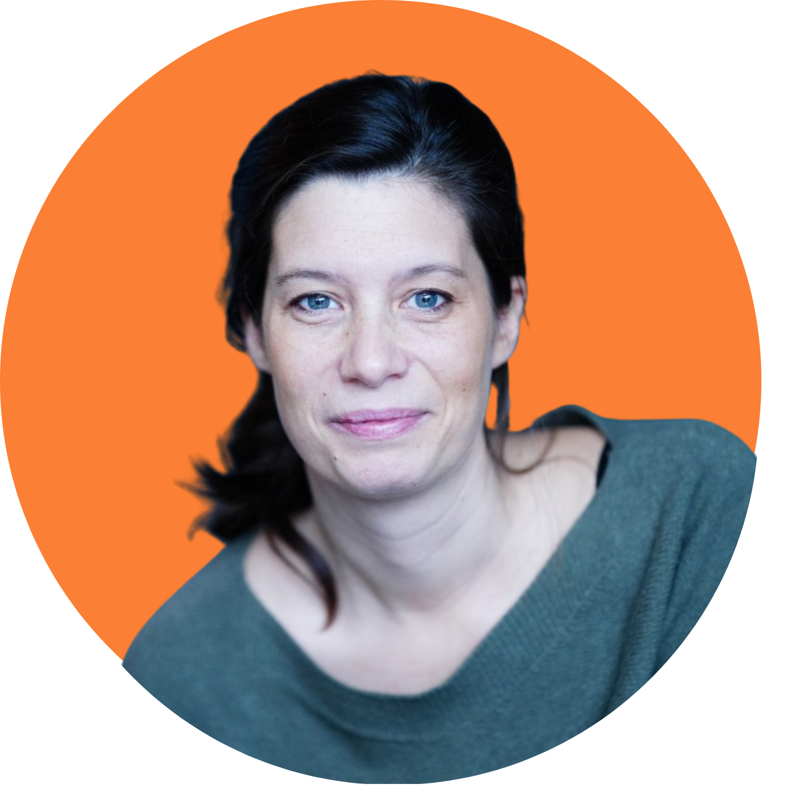 Portrait de Caroline Gautier, coach interne chez Extia, sur fond orange, illustrant l’accompagnement, le développement personnel et la transformation managériale.