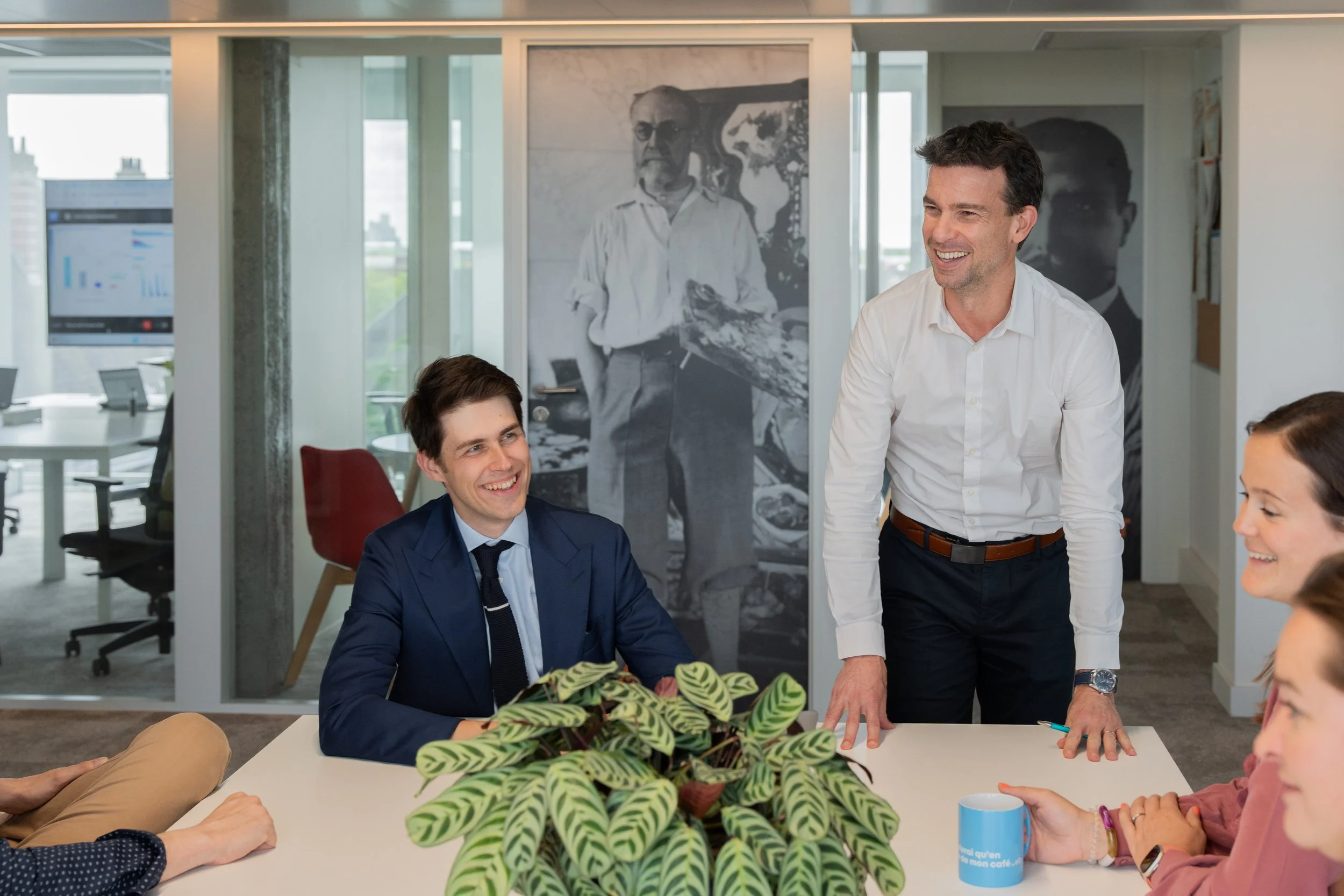 Réunion collaborative chez Extia, illustrant l’esprit d’équipe, le management participatif et la convivialité au travail. Les collaborateurs échangent autour d’une table, symbolisant l’engagement et la performance collective.