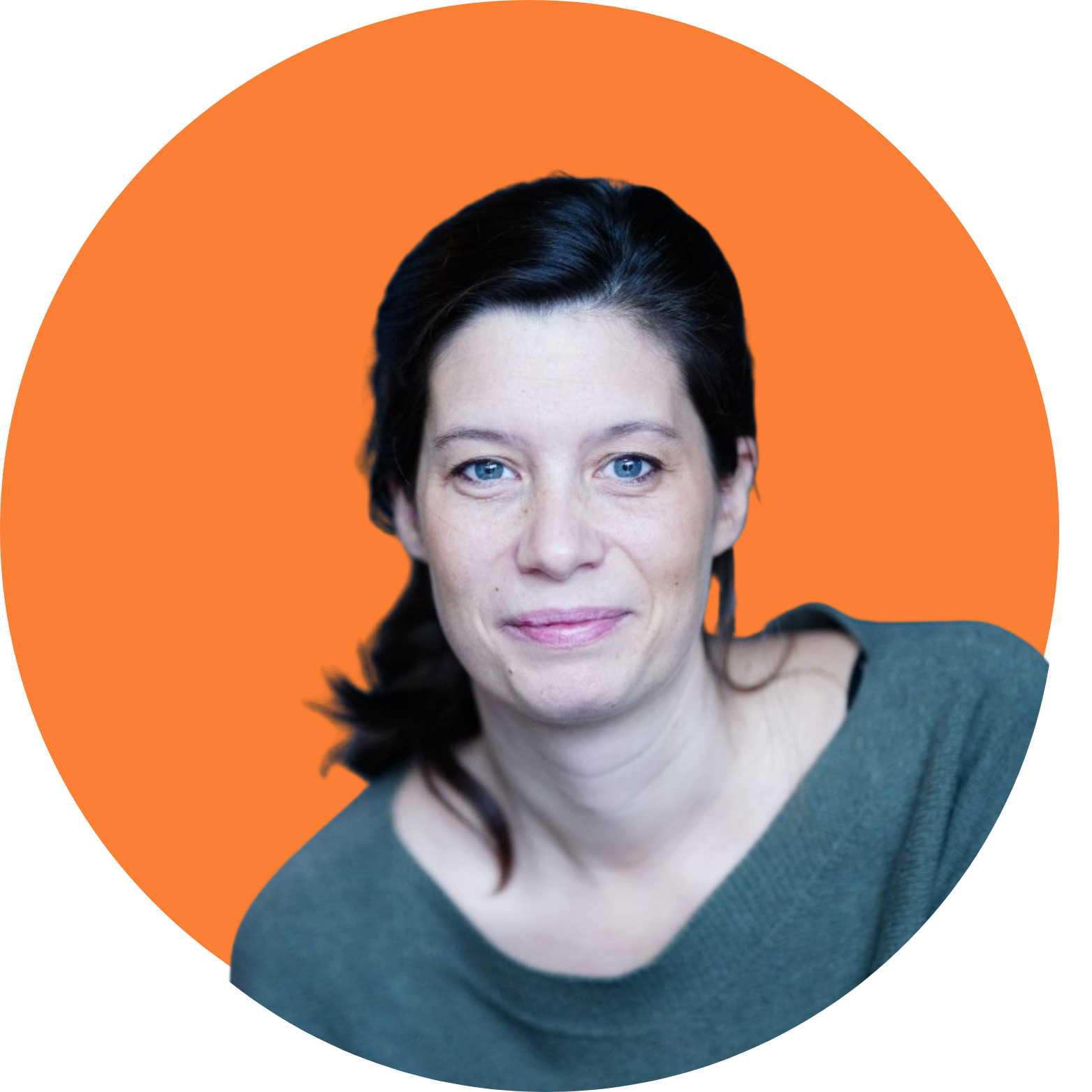 Portrait de Caroline Gautier, coach interne chez Extia, sur fond orange, illustrant l’accompagnement, le développement personnel et la transformation managériale.