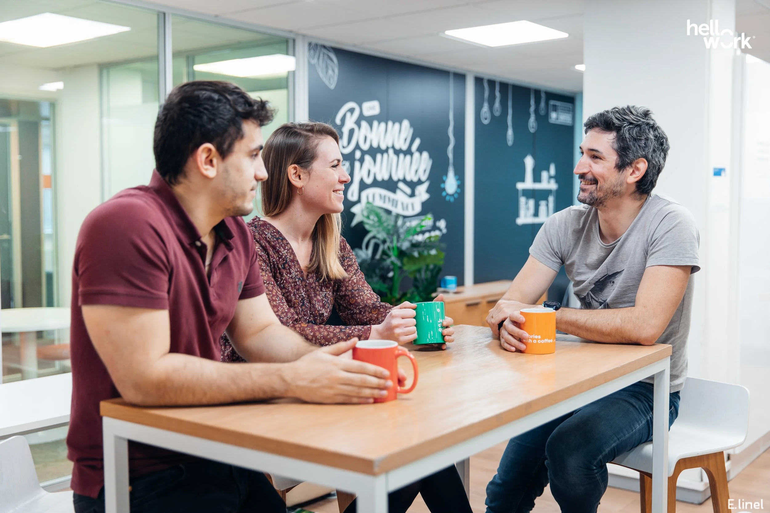 Moment de convivialité entre collaborateurs d’Extia, partageant un café dans un espace détente. L’image illustre la culture d’entreprise, la bienveillance et l’importance des échanges informels au travail.