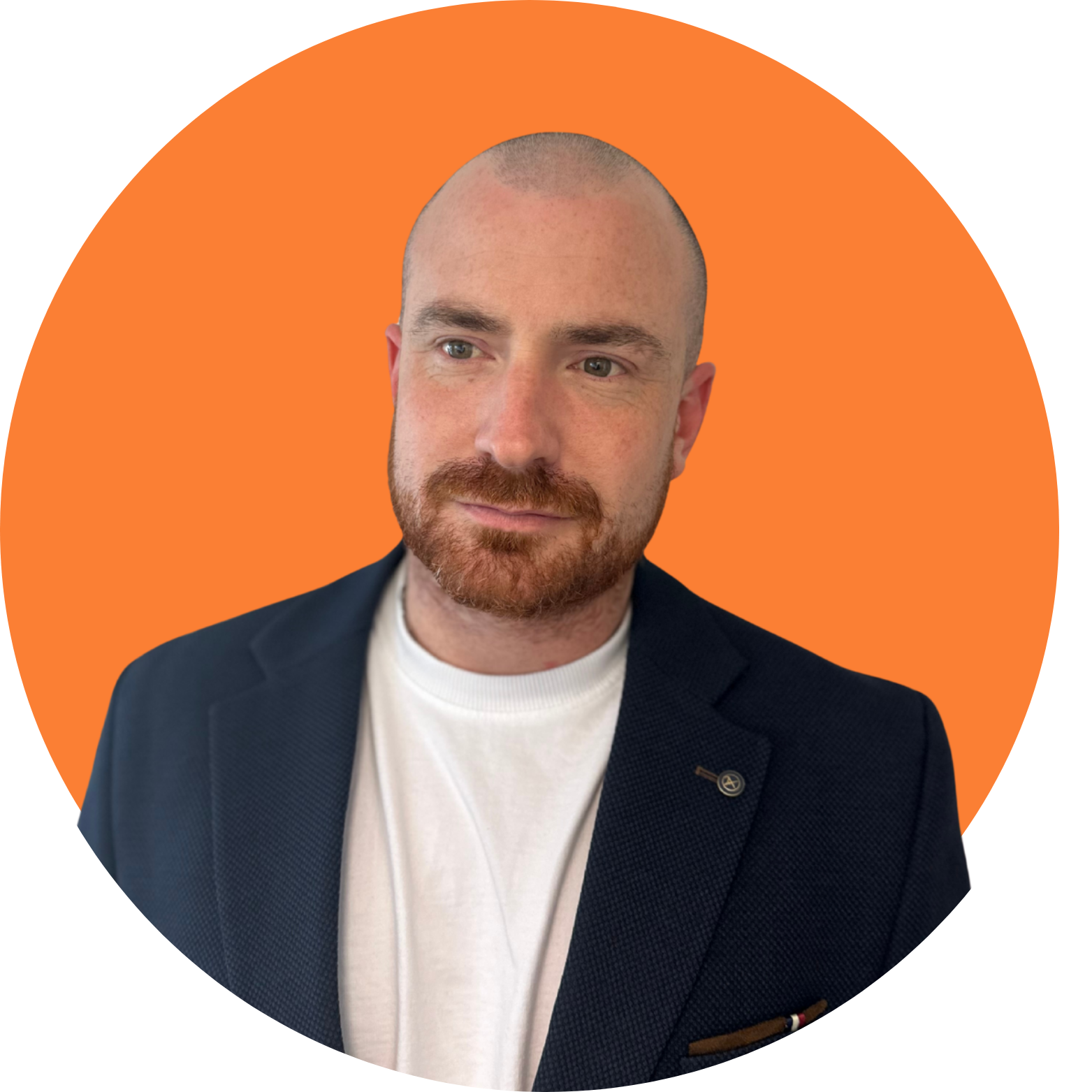 Portrait de Jean-Baptiste Foucault, Directeur de la Performance Commerciale chez Extia, sur fond orange, illustrant le pilotage stratégique, le développement business et la performance commerciale.