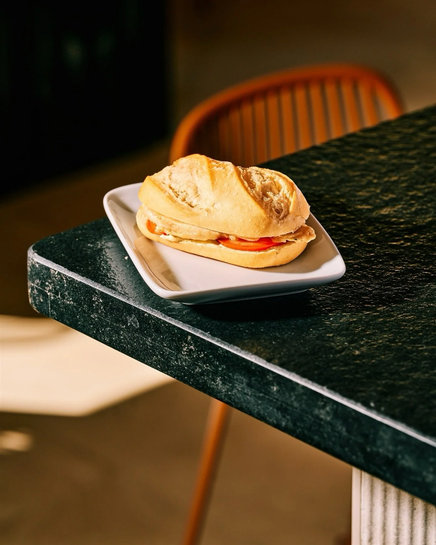 P I R I P I

Montadito de lomo de cerdo, bacon, queso fundido y una distintiva mayonesa de ajo. 

&iquest;Lo has probado?