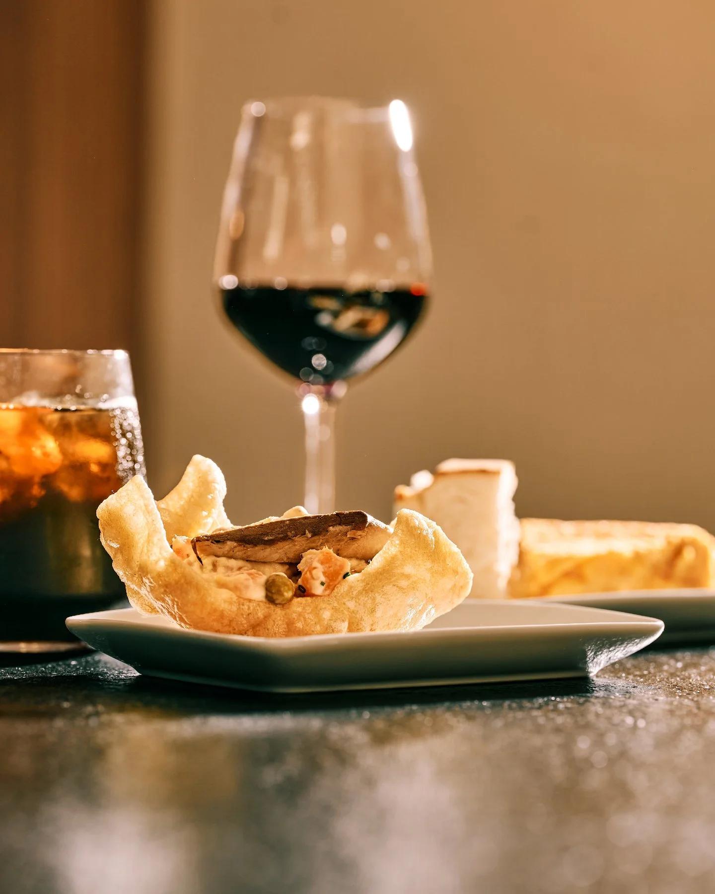 Hay pintxos que se piden por antojo.
Otros por costumbre.
Y algunos porque sabes que no fallan nunca.

Este es de los &uacute;ltimos.