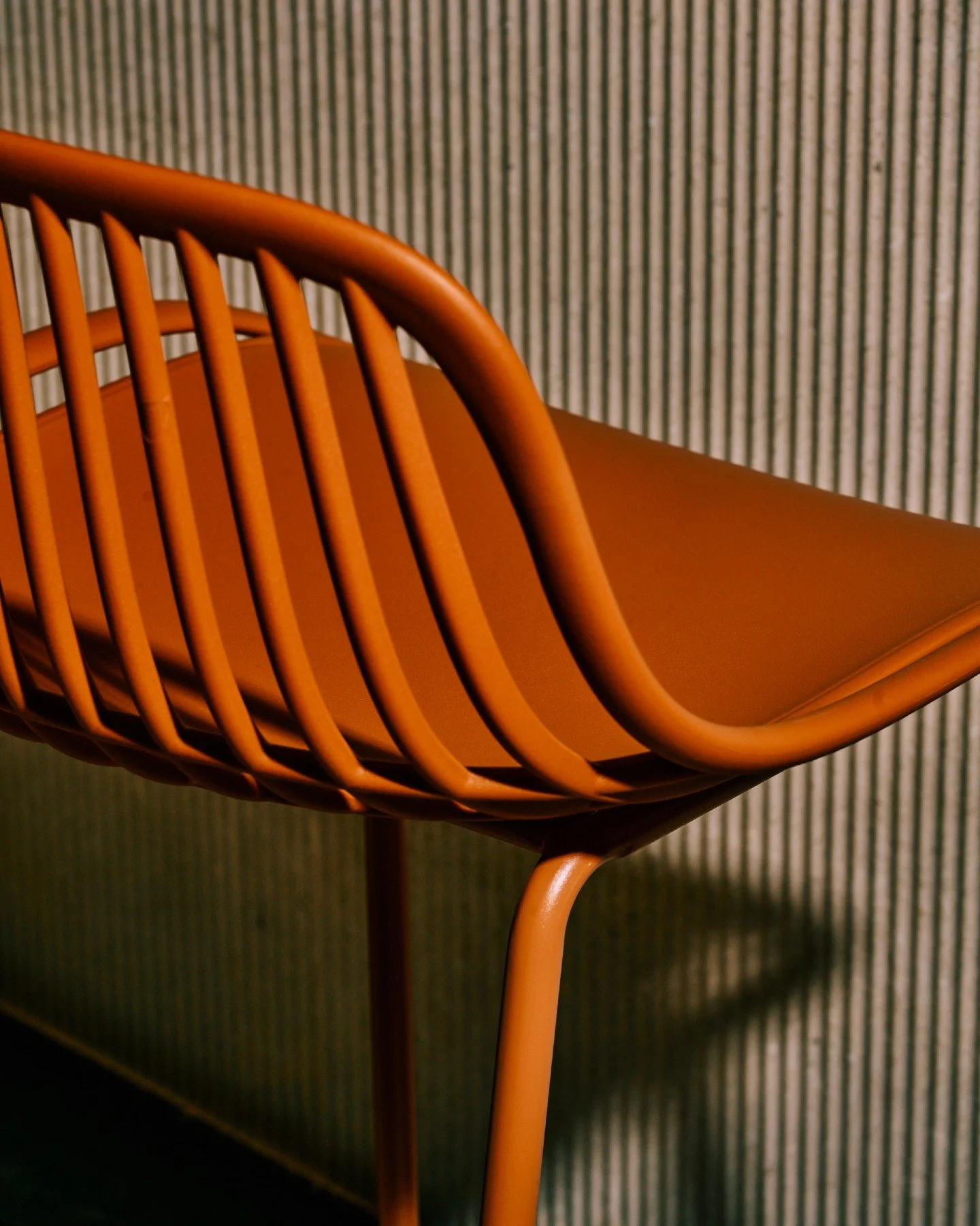 Antes de que llegue nadie
este sitio ya tiene algo.

La luz.
El silencio previo.
Y la promesa de que hoy tambi&eacute;n va a pasar algo bueno.