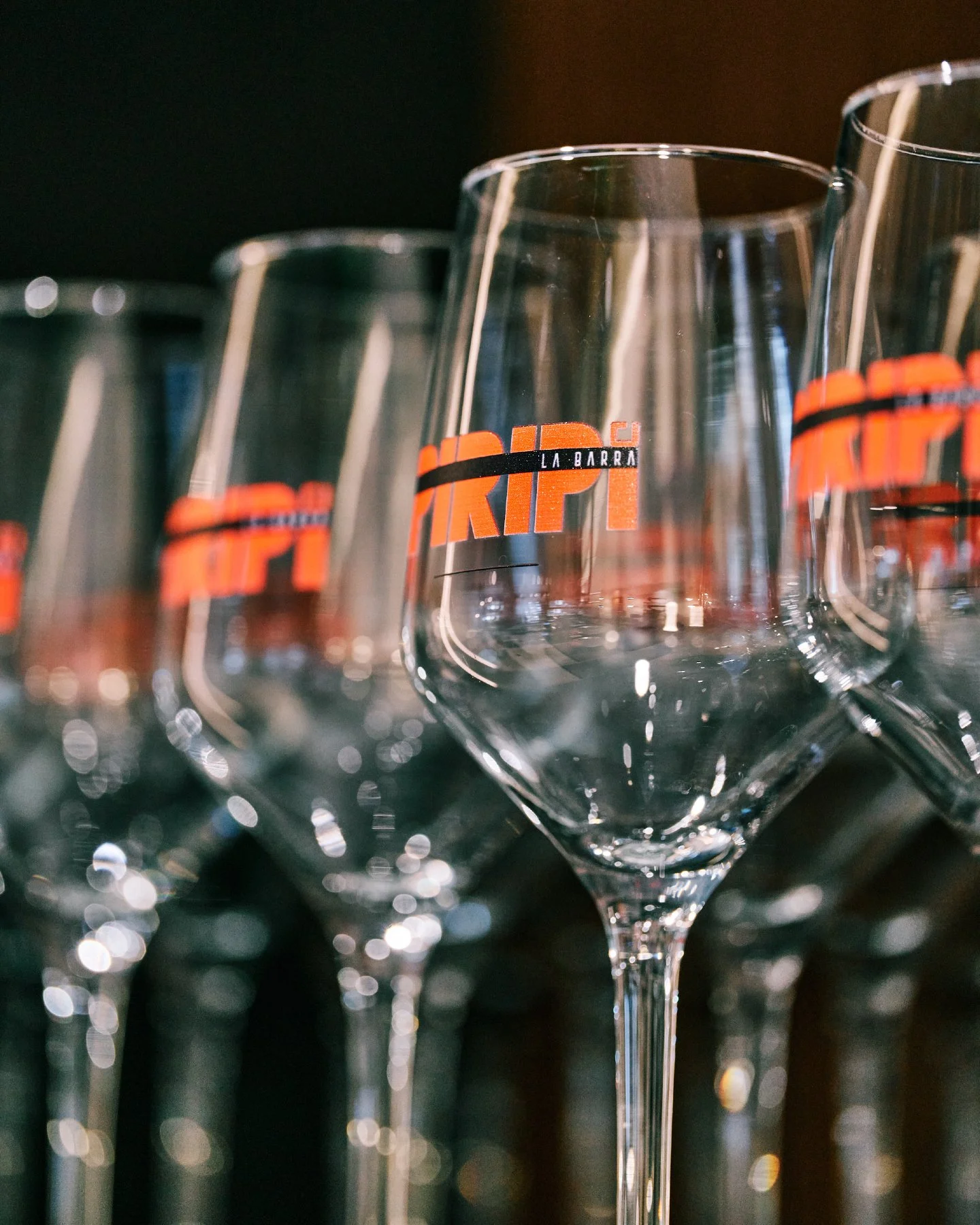 Una copa,
una conversaci&oacute;n,
y el plan cambia sin avisar.