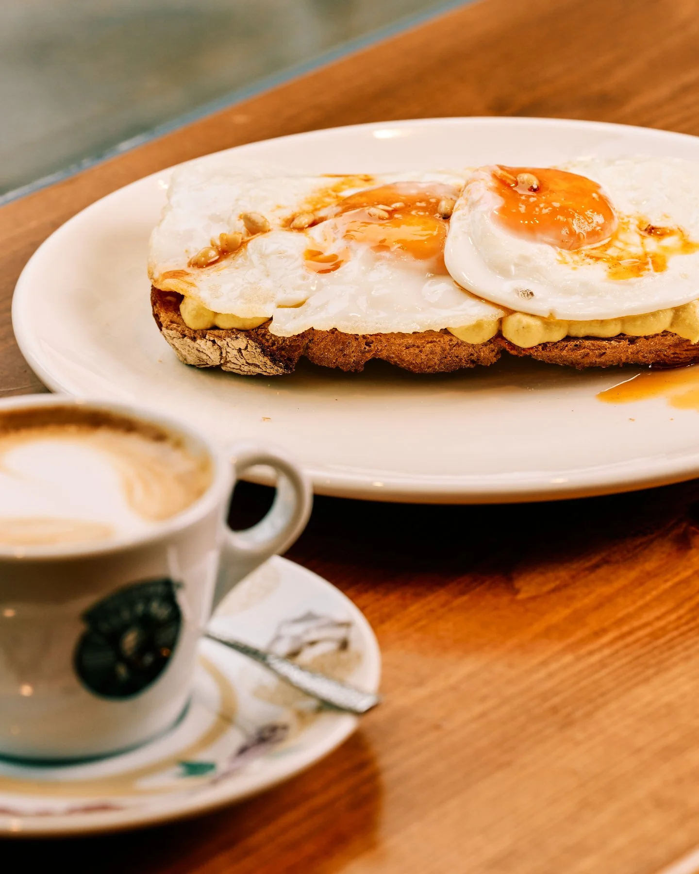 El d&iacute;a empieza aqu&iacute;.
Caf&eacute; en su punto.
Algo que apetece de verdad.
Y ese momento en el que todav&iacute;a todo est&aacute; por decidir.