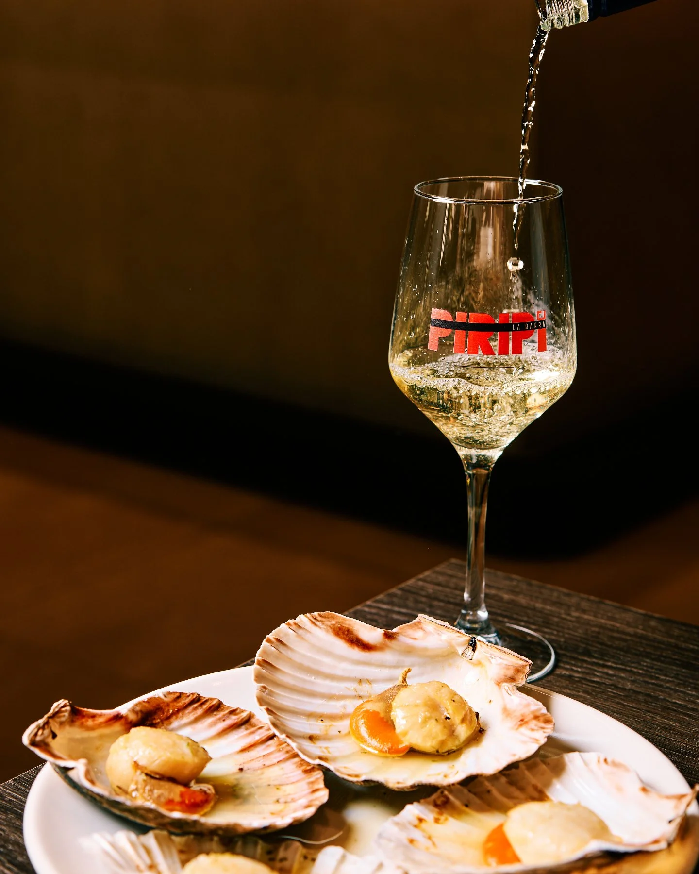 Una copa que se sirve despacio.
Una raci&oacute;n que no necesita presentaci&oacute;n.

Vino blanco fr&iacute;o.
Zamburi&ntilde;as en su punto.
Y esa combinaci&oacute;n que nunca falla.

Hay planes que no necesitan reserva.
Solo llegar, sentarse
y pe