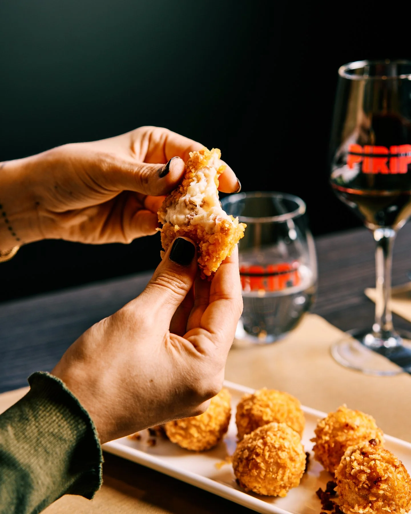 Cruje fuera.
Se deshace dentro.

Jam&oacute;n.
Bechamel cremosa.
Y ese interior que obliga a parar un segundo antes del primer bocado.

Las croquetas caseras tienen algo.
Y cuando se rompen as&iacute;, todav&iacute;a m&aacute;s.