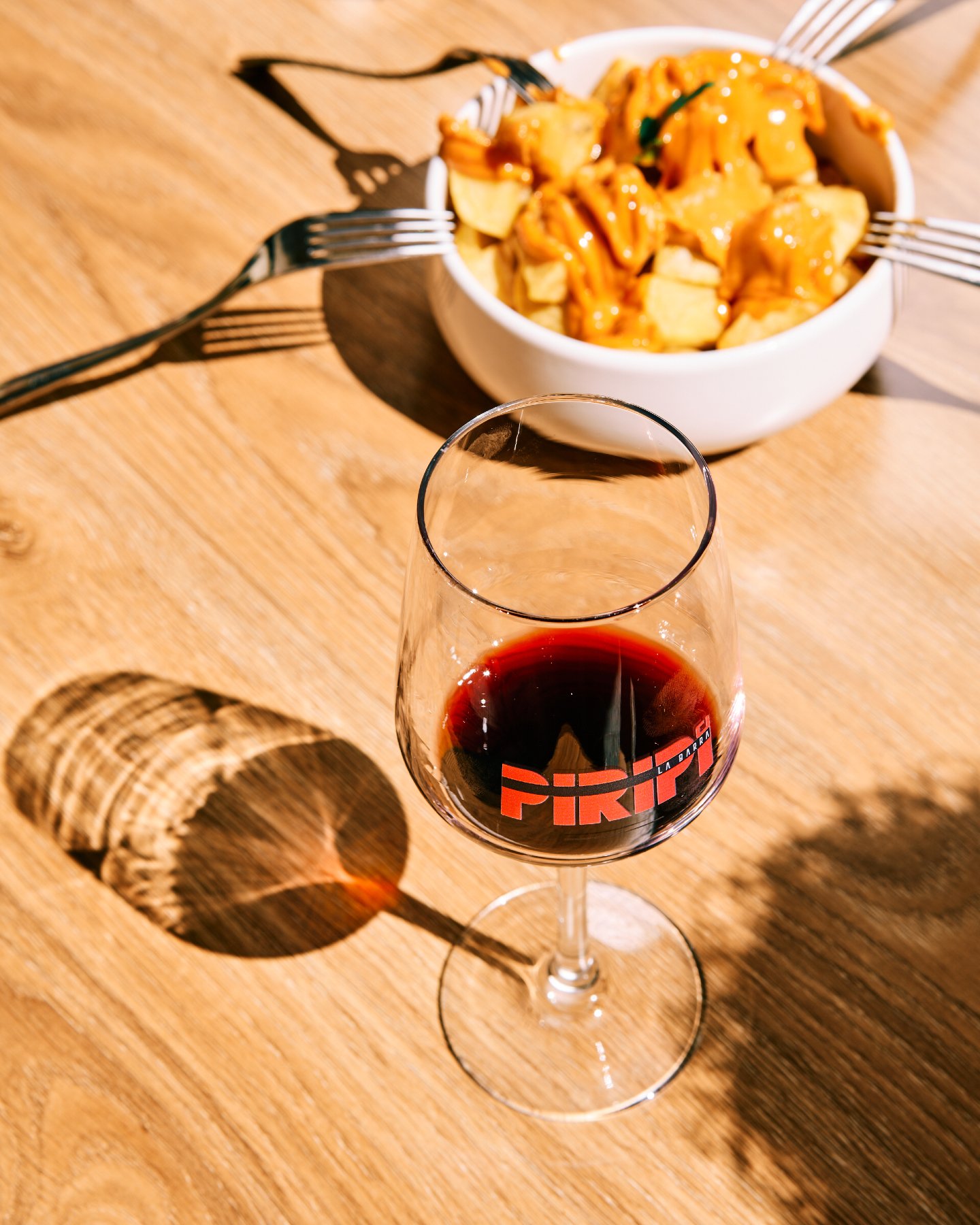 Hasta el sol sabe que este tinto es bueno.
Bravas, copa y terraza.
El aperitivo perfecto.