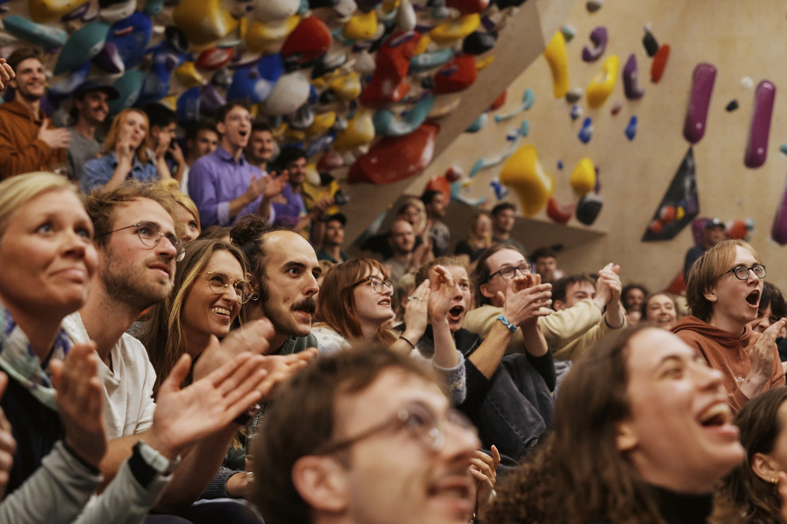 Applaudierende Zuschauer*innen bei einem Boulderwettkampf