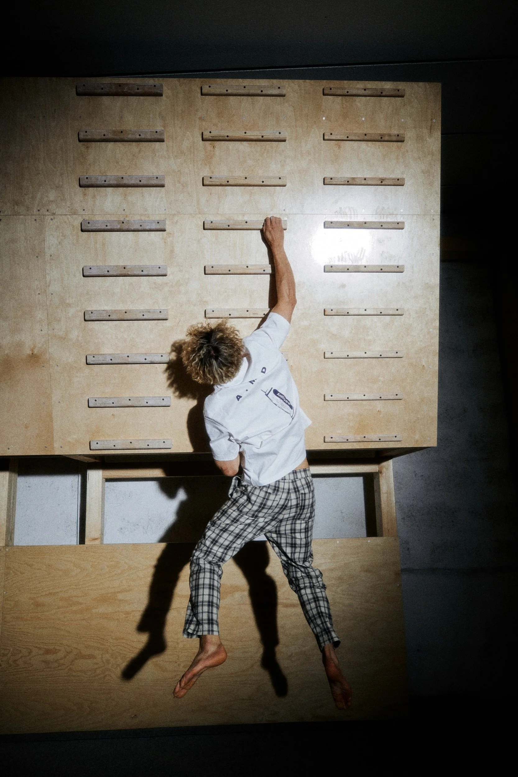 Person trainiert am Campusboard