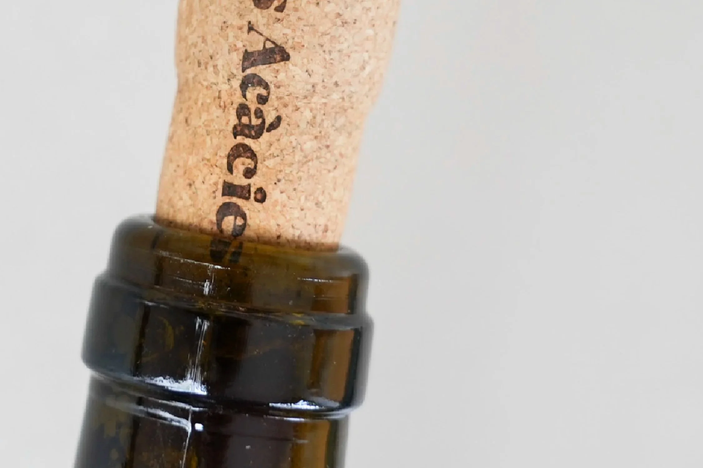 Reportatge comercial al Celler Les Acàcies: procés d’embotellament