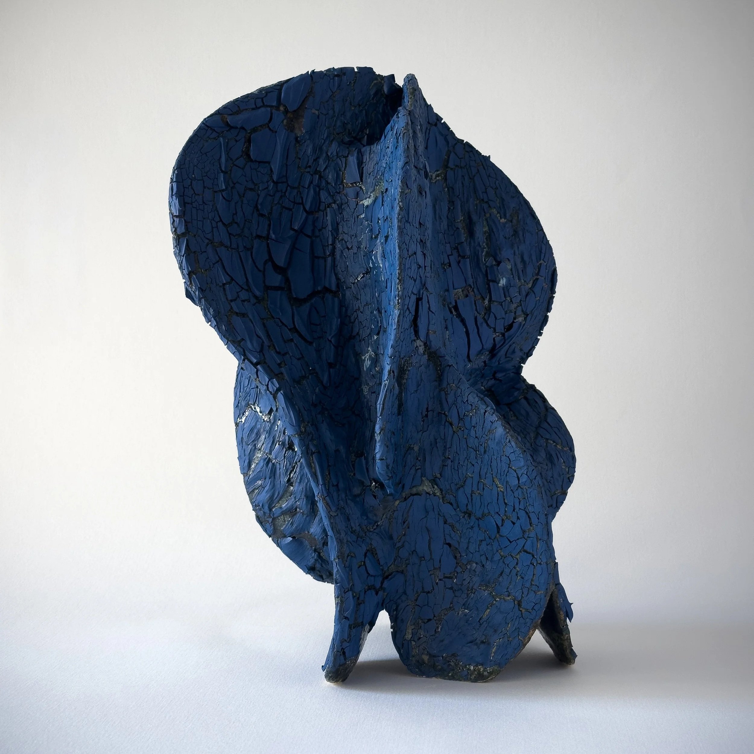 Surface Tension ceramic sculpture by Vânia R. Gonçalves, with cracked blue and black glazed surfaces.