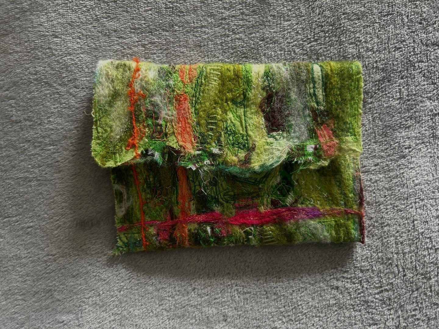 Just added some pouches to my Etsy shop (link in bio)
They are all one off items and I like to think of them as practical pieces of art.
A variety of shapes, sizes and materials - what would you use them for? 

#needlefelting #textilebags #oneoff #et