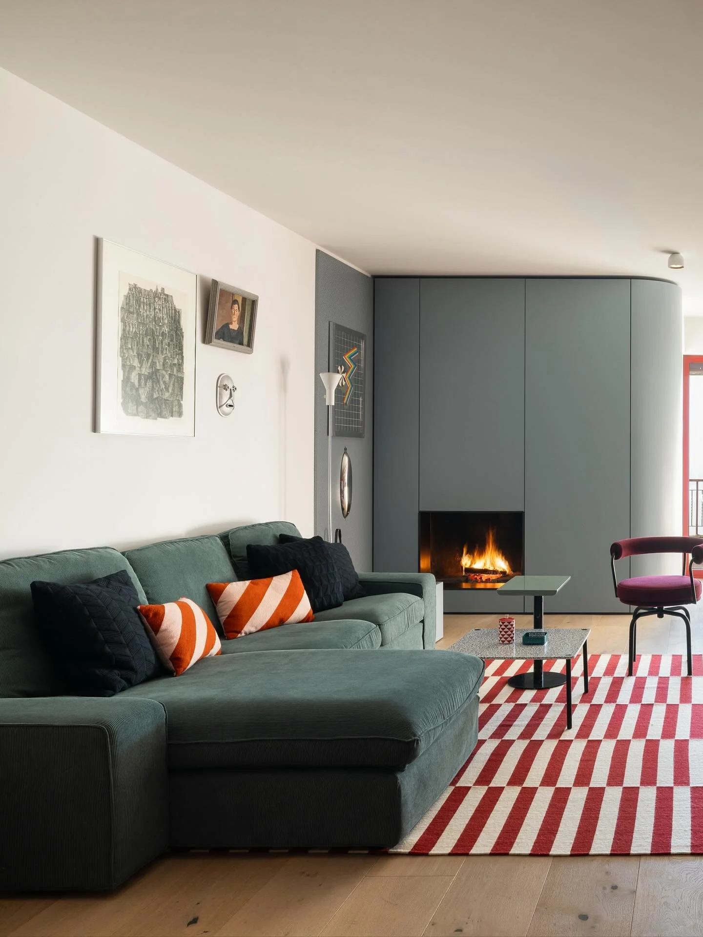 L&rsquo;appartamento M &egrave; un duplex a Bissone, in Svizzera. Lo spazio di 80 metri quadrati presenta una disposizione invertita, con l&rsquo;ingresso e la zona giorno collocati sopra l&rsquo;area notte. Un sistema di arredi su misura elimina le 