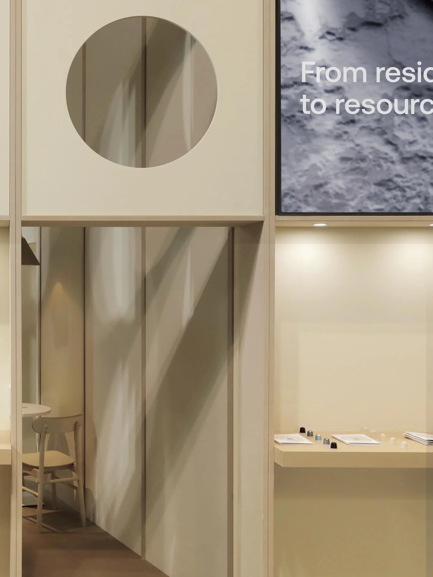 Per @etracaffe ad @hostmilano abbiamo progettato una piccola architettura che evocasse i diner americani, un luogo caldo e accogliente concluso in una planimetria trapezoidale che definisce il fuori e il dentro:
esternamente lo spazio pubblico di inc