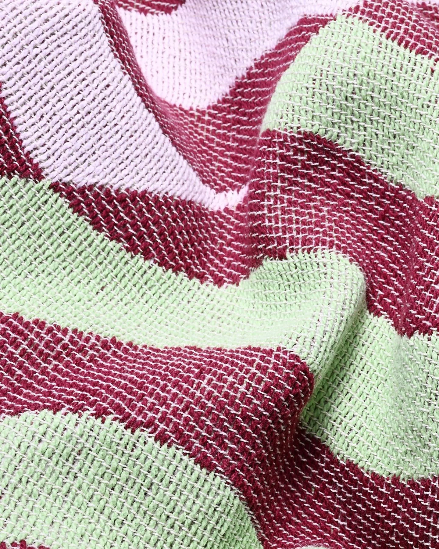 Qui MORCOTE, il mio ultimo lavoro per @zigzagzurich
Un tramonto.  Il lago si increspa dolcemente e le onde si dispongono ordinatamente sulla superficie dell&rsquo;acqua, qui, all&rsquo;imbrunire, il riflesso del sole si allunga e si deforma, il lago 