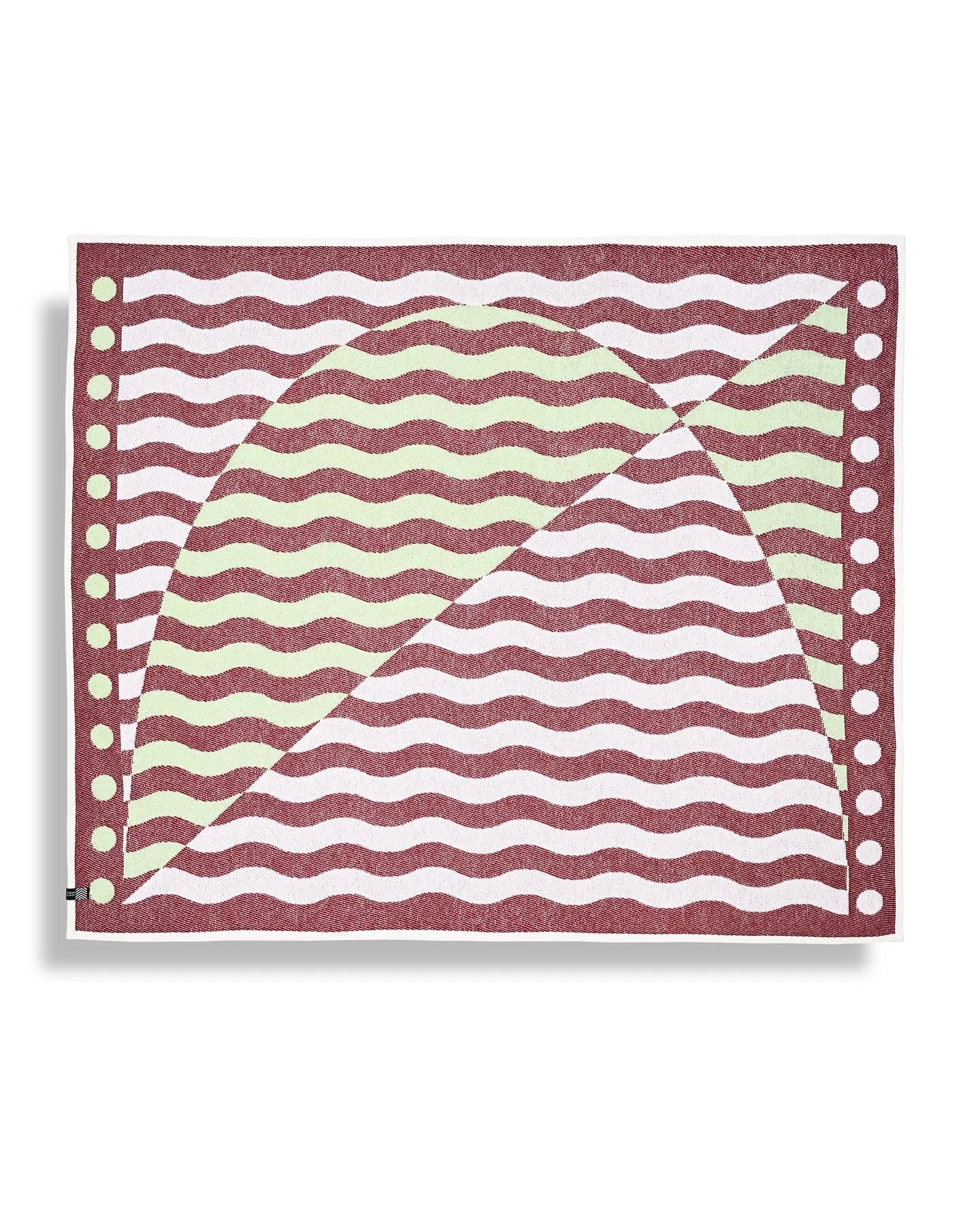 Qui MORCOTE, il mio ultimo lavoro per @zigzagzurich
Un tramonto.  Il lago si increspa dolcemente e le onde si dispongono ordinatamente sulla superficie dell&rsquo;acqua, qui, all&rsquo;imbrunire, il riflesso del sole si allunga e si deforma, il lago 