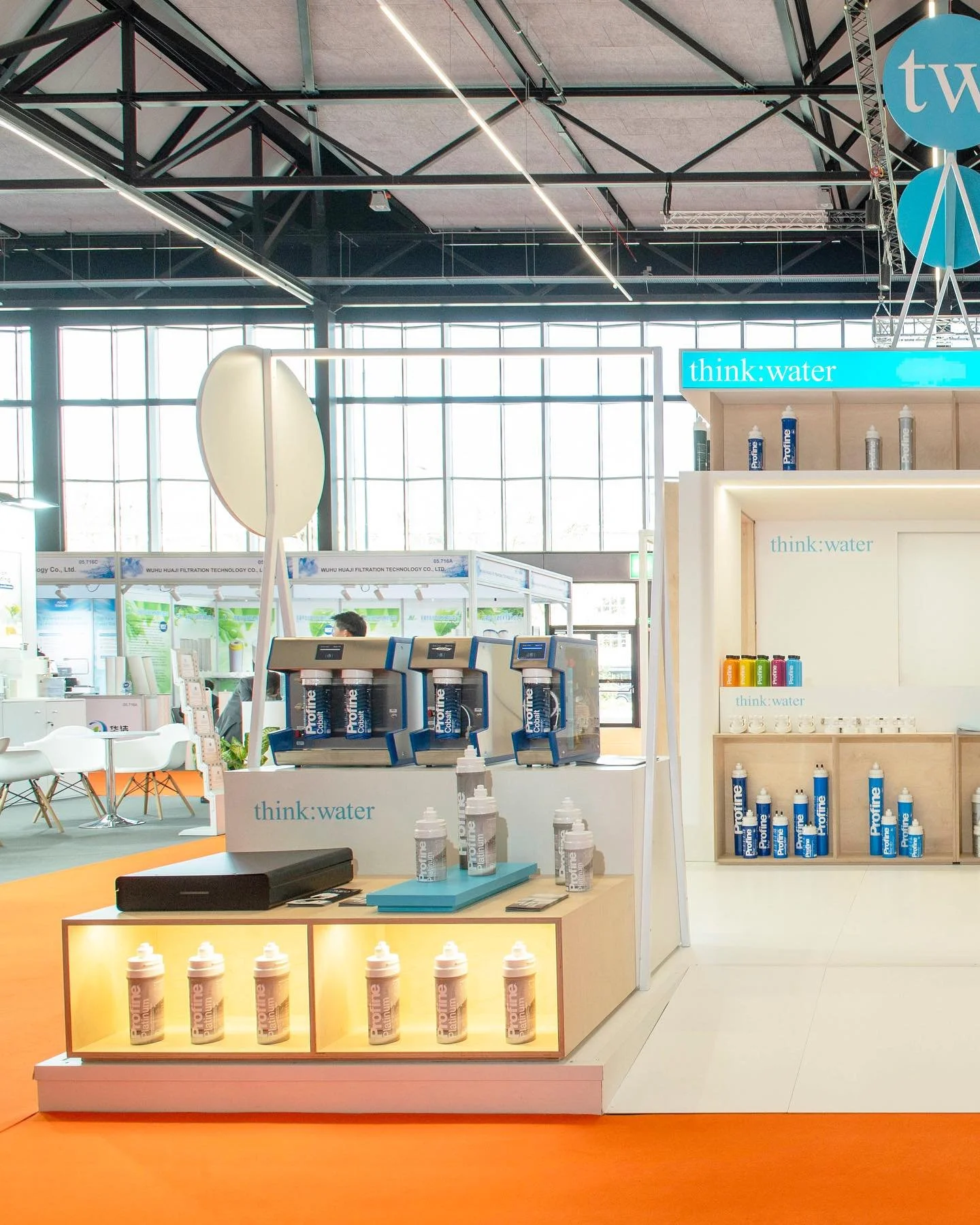 Il sistema espositivo modulare per gli allestimenti @thinkwater_italia del 2025 &egrave; un abaco di volumi e nicchie espositive che si combinano seguendo la maglia quadrata e sovrapponendo le tonalit&agrave; dell&rsquo;azzurro, del bianco e l&rsquo;