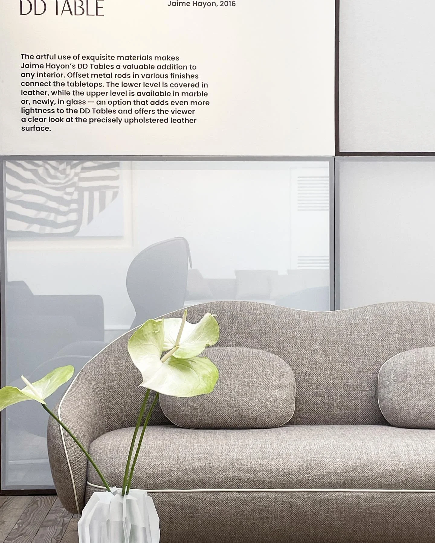 Lo spazio temporaneo di @wittmann_official durante la settimana dei @isaloniofficial &egrave; un omaggio ai lavori allestitivi che Friedrich Kiesler fece fra Vienna e Parigi un secolo fa. L&rsquo;allestimento si compone di incroci di linee e superfic