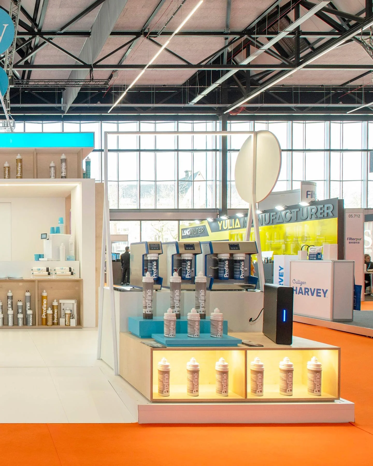 Il sistema espositivo modulare per gli allestimenti @thinkwater_italia del 2025 &egrave; un abaco di volumi e nicchie espositive che si combinano seguendo la maglia quadrata e sovrapponendo le tonalit&agrave; dell&rsquo;azzurro, del bianco e l&rsquo;