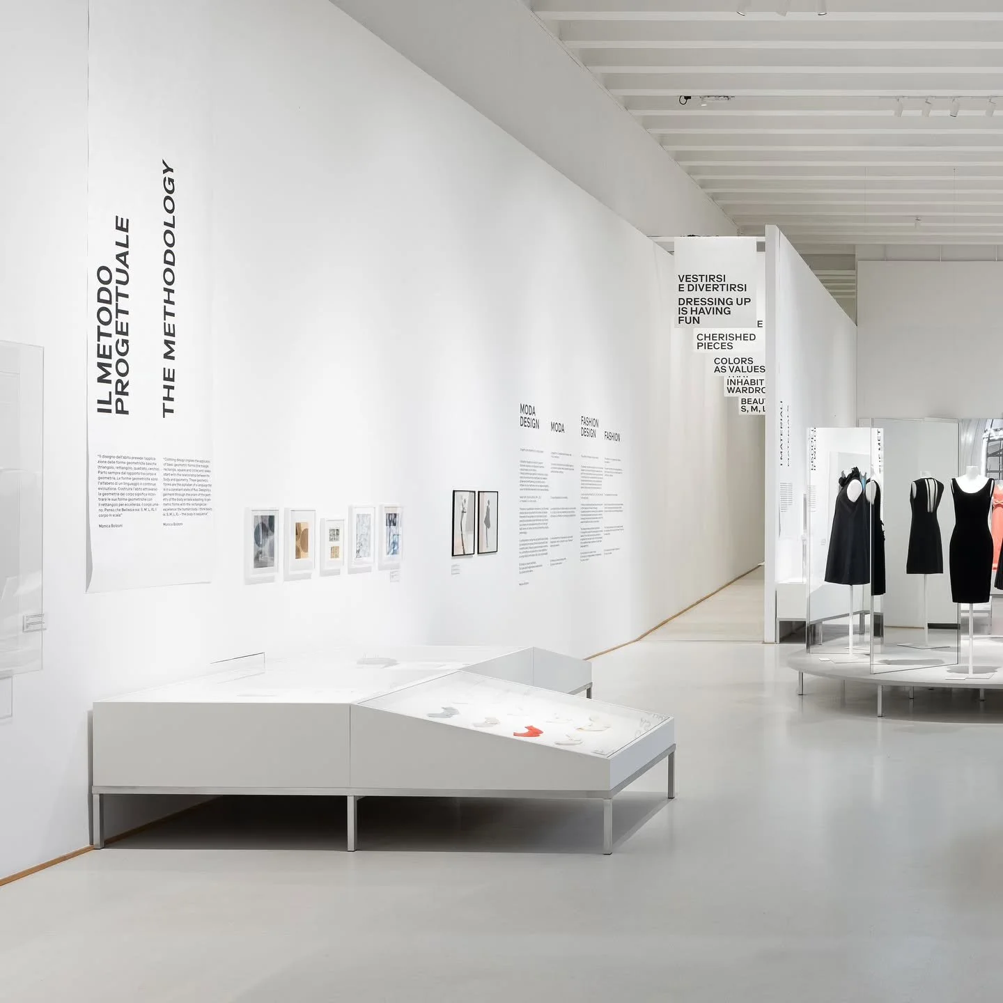 Modularit&agrave;, coesione, levit&aacute;, gioco, femminilit&agrave;: questi i pilastri da cui nasce il progetto allestitivo della mostra &ldquo;Monica Bolzoni. Il modulo&rdquo;, la prima mostra monografica di @monicabolzonibiancaeblu alla @triennal