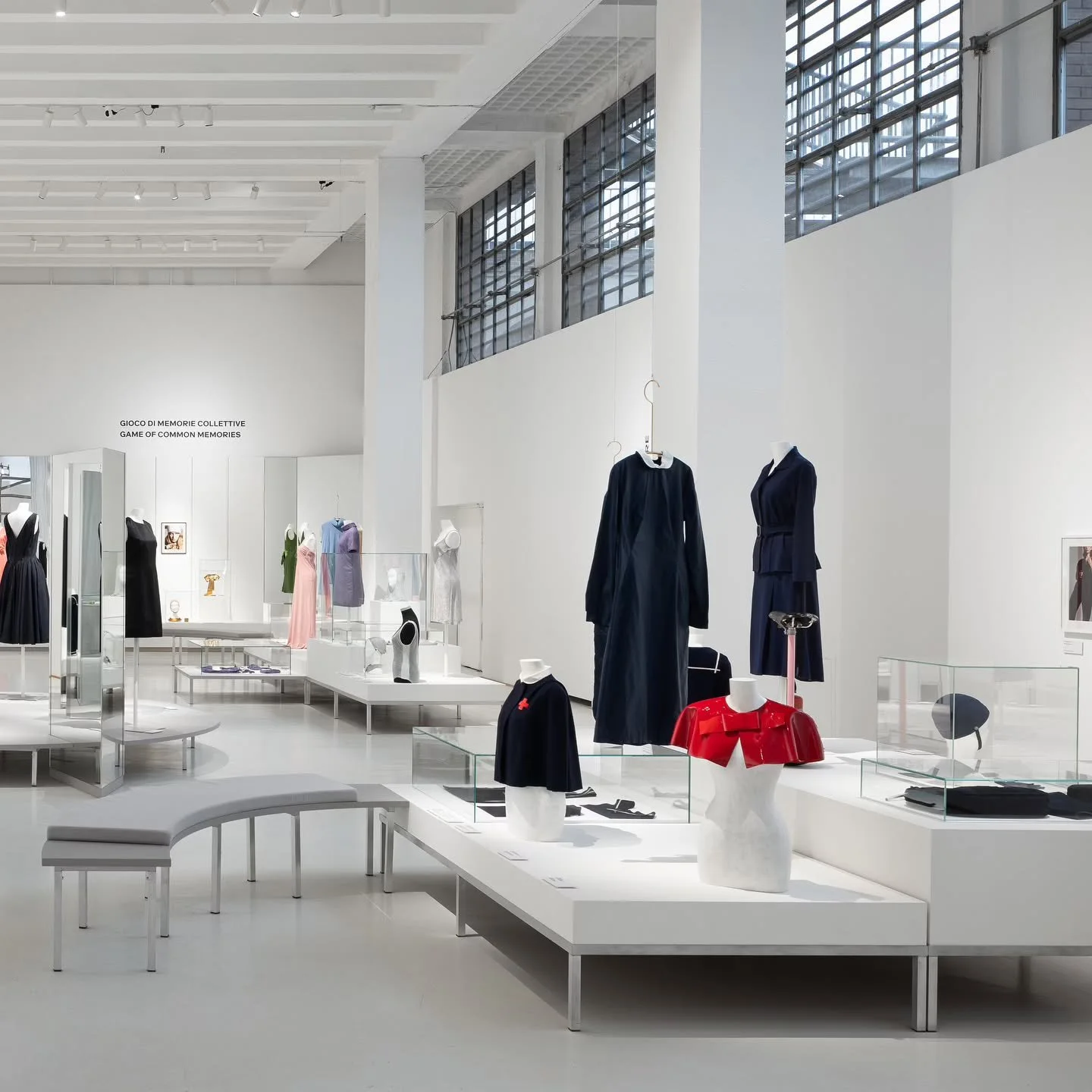 Modularit&agrave;, coesione, levit&aacute;, gioco, femminilit&agrave;: questi i pilastri da cui nasce il progetto allestitivo della mostra &ldquo;Monica Bolzoni. Il modulo&rdquo;, la prima mostra monografica di @monicabolzonibiancaeblu alla @triennal