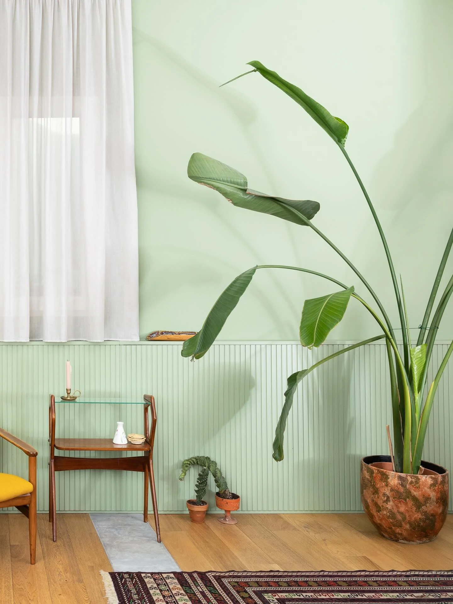 Toni puri scorrono attraverso i pannelli, le tende, le piastrelle e le pareti, definendo lo spirito unico di ogni ambiente di questo appartamento che ho progettato a Milano, un luminoso bilocale aperto al cielo grazie alla sua splendida terrazza.

Pu