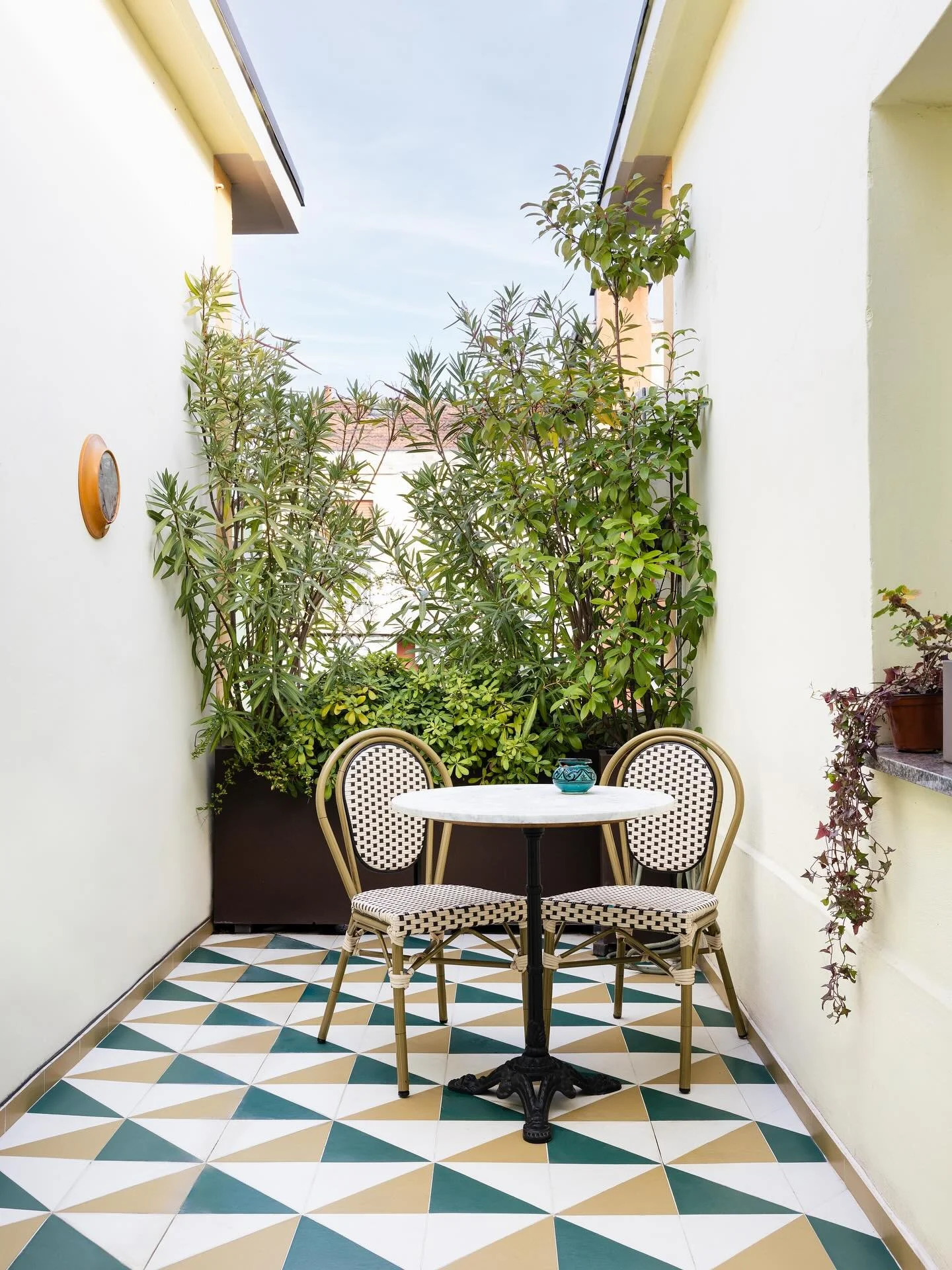 Toni puri scorrono attraverso i pannelli, le tende, le piastrelle e le pareti, definendo lo spirito unico di ogni ambiente di questo appartamento che ho progettato a Milano, un luminoso bilocale aperto al cielo grazie alla sua splendida terrazza.

Pu