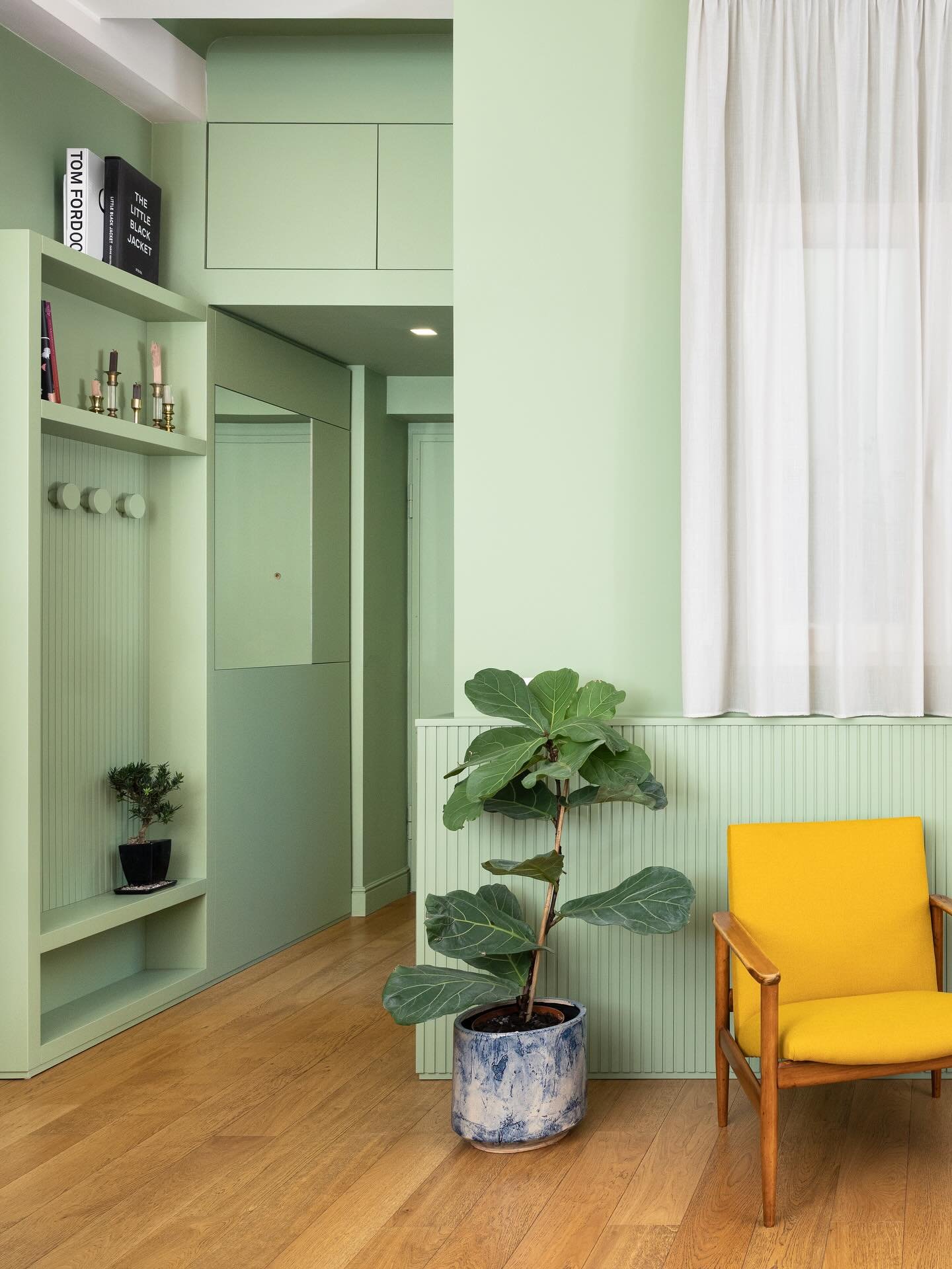 Toni puri scorrono attraverso i pannelli, le tende, le piastrelle e le pareti, definendo lo spirito unico di ogni ambiente di questo appartamento che ho progettato a Milano, un luminoso bilocale aperto al cielo grazie alla sua splendida terrazza.

Pu