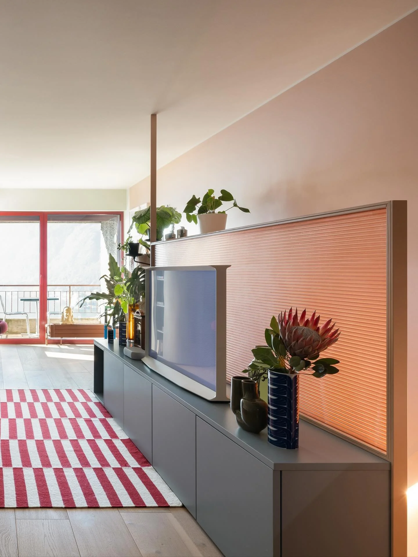 L&rsquo;appartamento M &egrave; un duplex a Bissone, in Svizzera. Lo spazio di 80 metri quadrati presenta una disposizione invertita, con l&rsquo;ingresso e la zona giorno collocati sopra l&rsquo;area notte. Un sistema di arredi su misura elimina le 