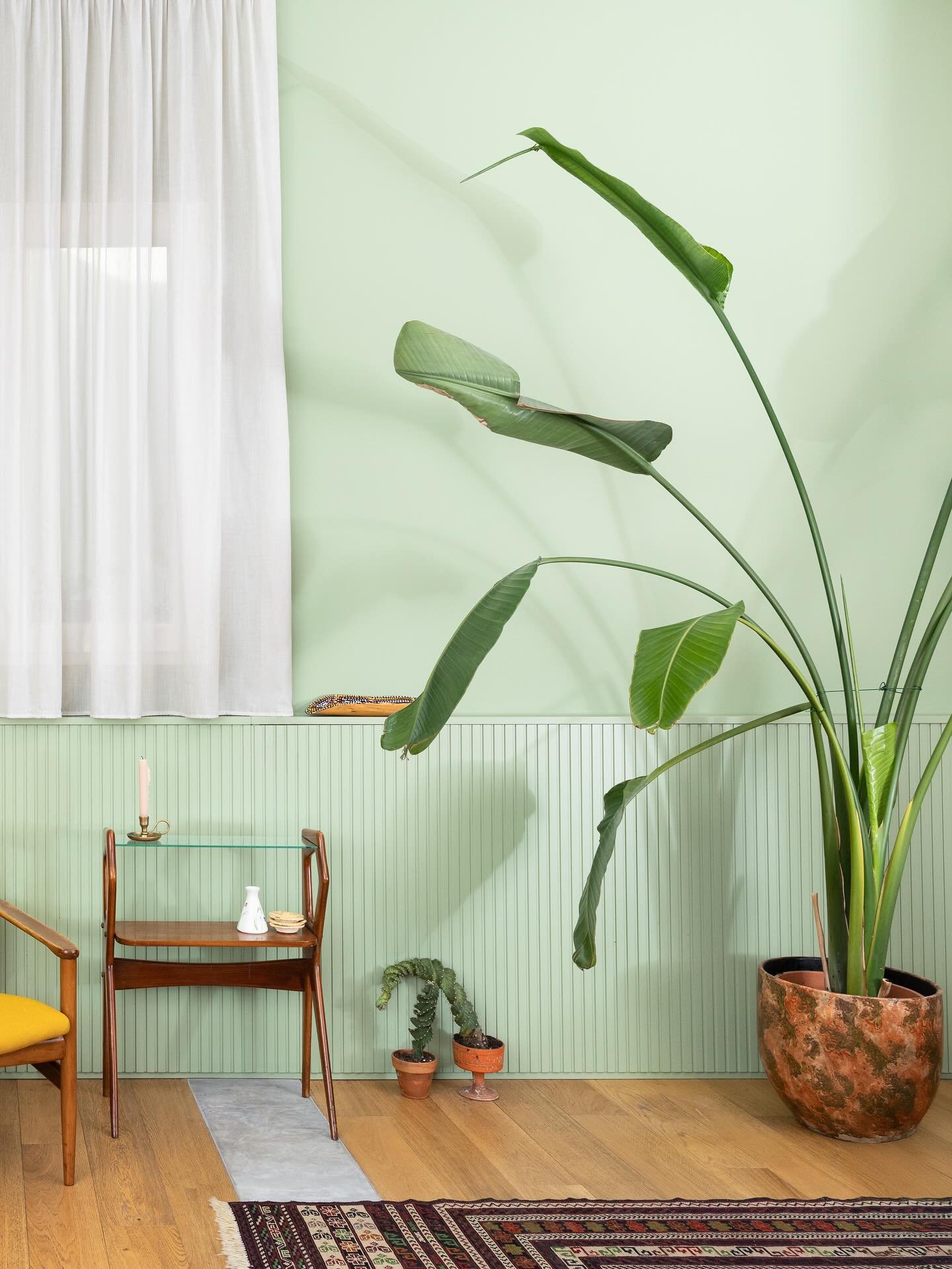 Toni puri scorrono attraverso i pannelli, le tende, le piastrelle e le pareti, definendo lo spirito unico di ogni ambiente di questo appartamento che ho progettato a Milano, un luminoso bilocale aperto al cielo grazie alla sua splendida terrazza.

Pu