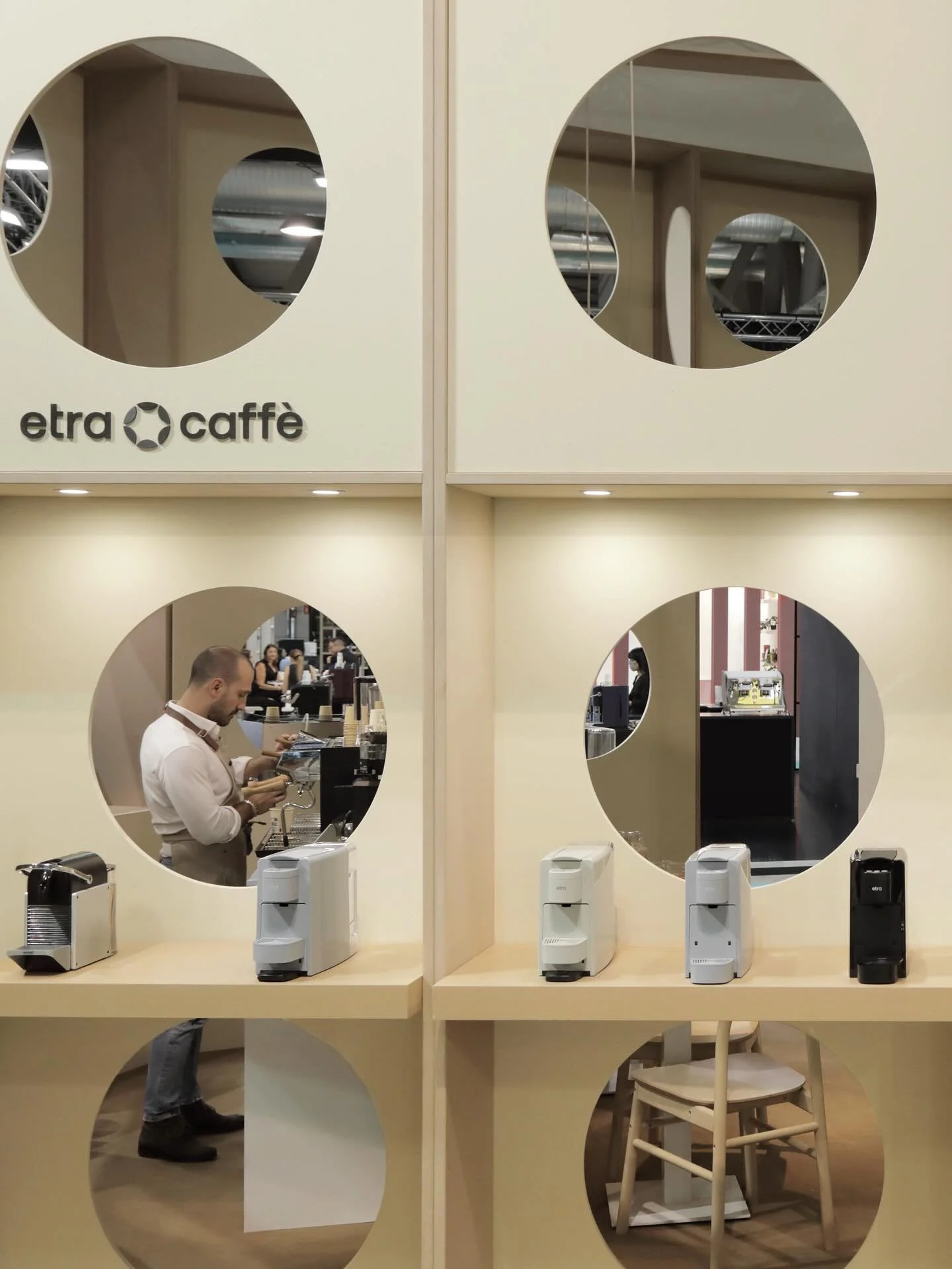 Per @etracaffe ad @hostmilano abbiamo progettato una piccola architettura che evocasse i diner americani, un luogo caldo e accogliente concluso in una planimetria trapezoidale che definisce il fuori e il dentro:
esternamente lo spazio pubblico di inc