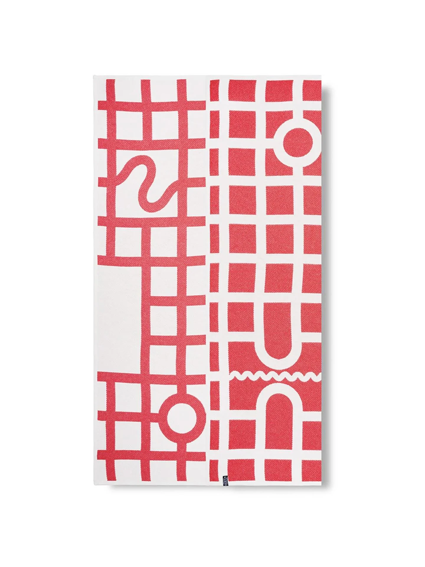 Esce ora MAGLIA, il mio ultimo lavoro per @zigzagzurich
Maglia evoca l&rsquo;intreccio dei fili; per me, per&ograve;, &egrave; prima di tutto un principio generativo.  Questa coperta di cotone nasce da una griglia regolare che gradualmente si disfa, 