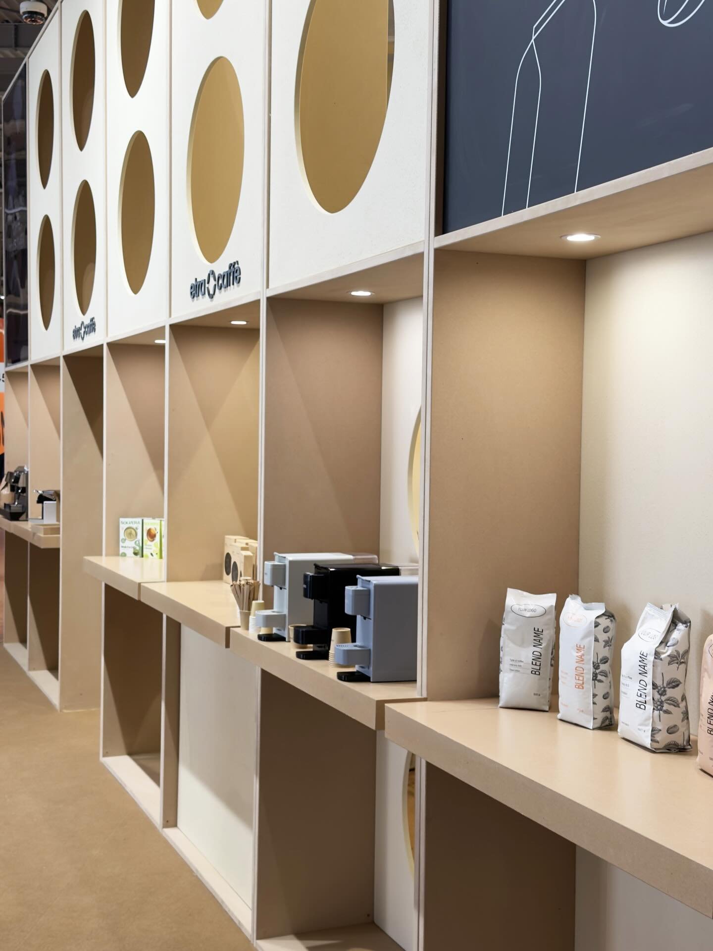 Lo stand di #etracaffe &egrave; un sistema espositivo che si compone di moduli riconfigurabili a seconda delle necessit&agrave; spaziali: per @tuttofoodmilano si dispone diagonalmente per separare lo spazio di visita da quello di contrattazione ed er