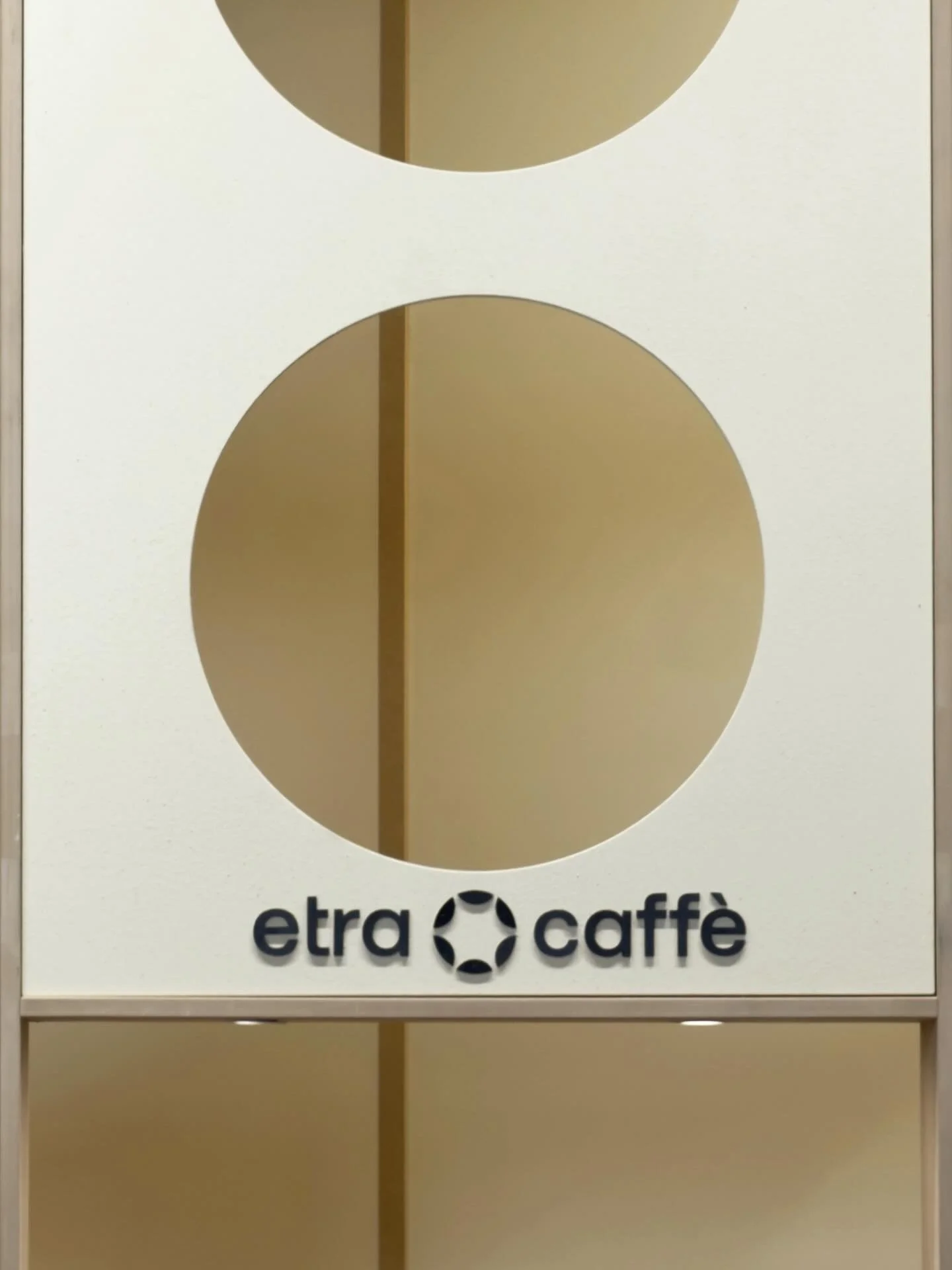 Lo stand di #etracaffe &egrave; un sistema espositivo che si compone di moduli riconfigurabili a seconda delle necessit&agrave; spaziali: per @tuttofoodmilano si dispone diagonalmente per separare lo spazio di visita da quello di contrattazione ed er