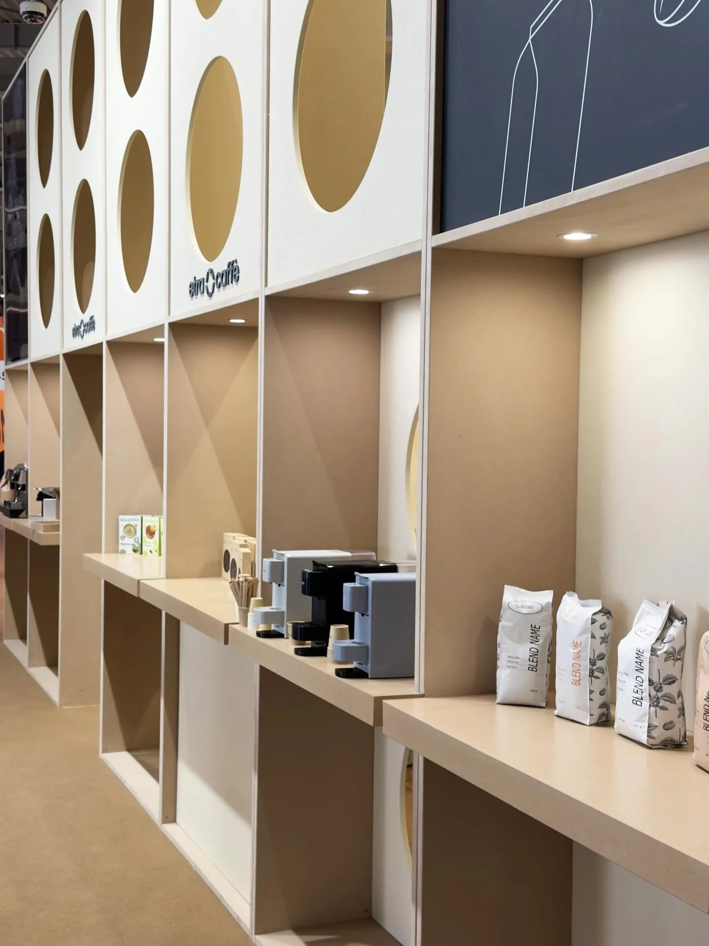 Lo stand di #etracaffe &egrave; un sistema espositivo che si compone di moduli riconfigurabili a seconda delle necessit&agrave; spaziali: per @tuttofoodmilano si dispone diagonalmente per separare lo spazio di visita da quello di contrattazione ed er